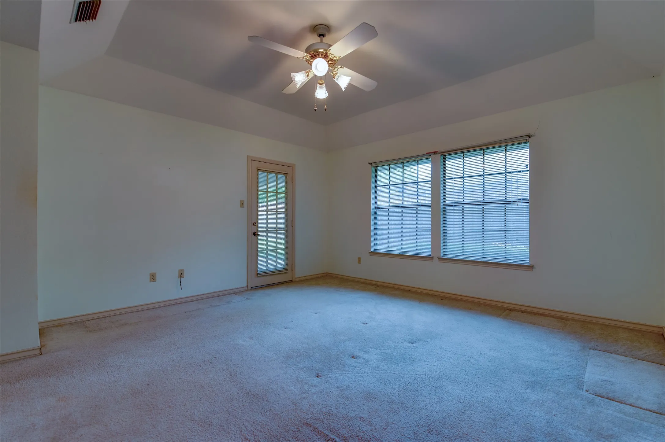 Single Family Residence For Sale in Tarrant County , 8240 Saddlebrook Drive, Benbrook, Texas 76116, 3 Bedroom, 3 Bathroom, 2 Garage spaces, 2,340 Sqft, built in 1987, mls#21397777, Real Estate Agent in Benbrook, Homes For Sale in Tarrant county, Homes For Sale in Benbrook, Realtor in Benbrook Texas, Real Estate Brokerage Independent Realty Texas, Luminita Cordes Realtor