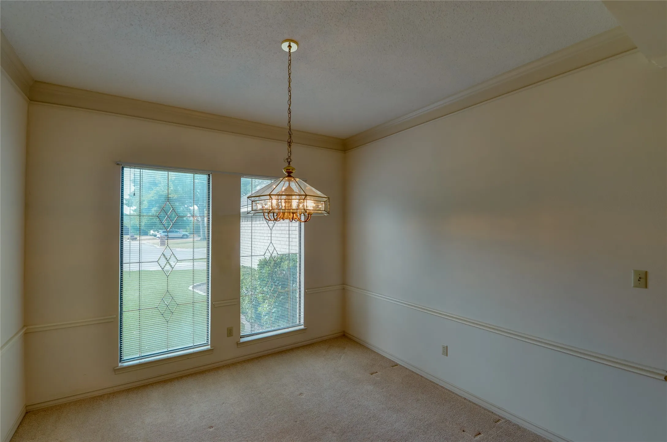 Single Family Residence For Sale in Tarrant County , 8240 Saddlebrook Drive, Benbrook, Texas 76116, 3 Bedroom, 3 Bathroom, 2 Garage spaces, 2,340 Sqft, built in 1987, mls#21397777, Real Estate Agent in Benbrook, Homes For Sale in Tarrant county, Homes For Sale in Benbrook, Realtor in Benbrook Texas, Real Estate Brokerage Independent Realty Texas, Luminita Cordes Realtor