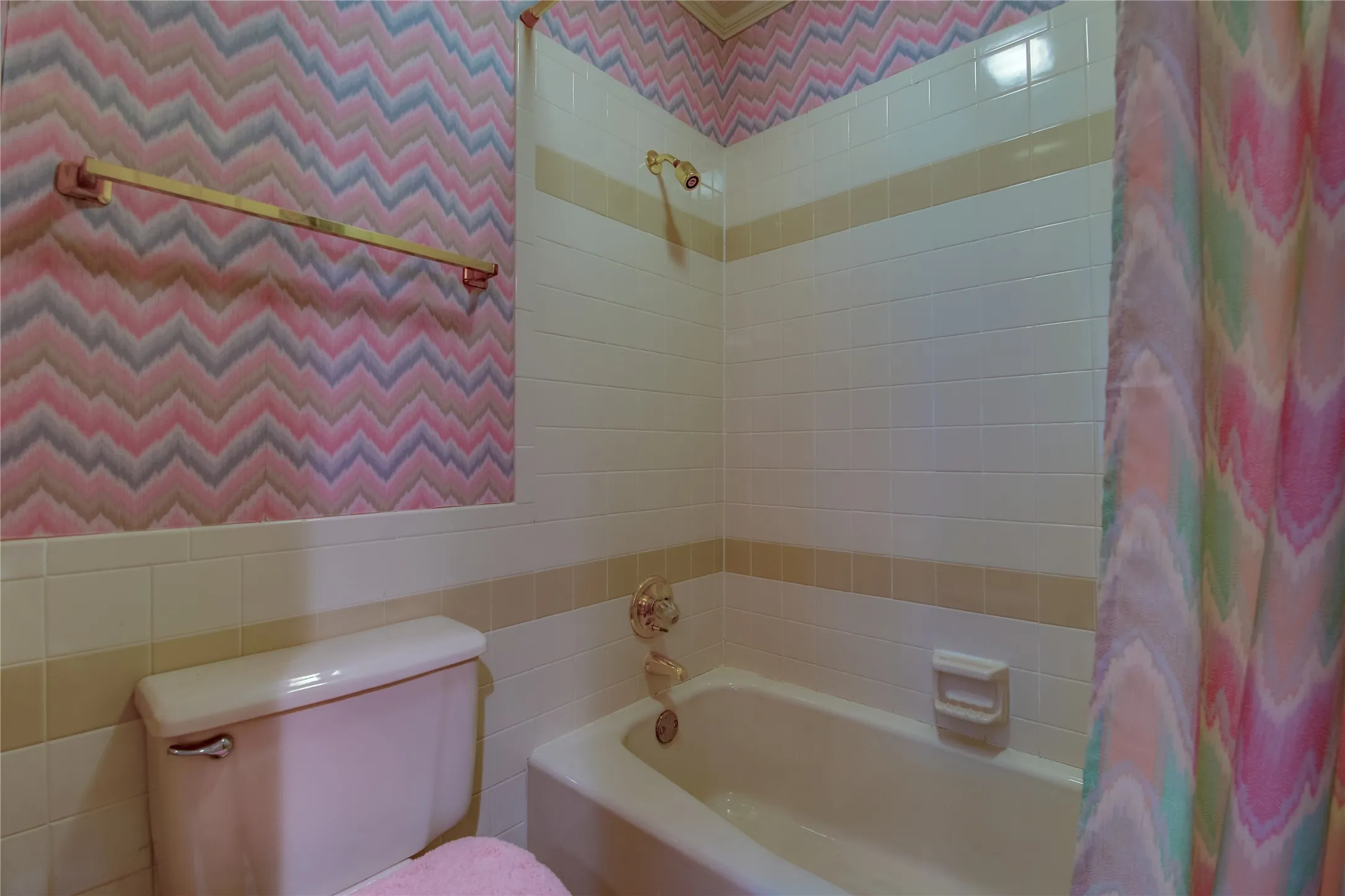 Single Family Residence For Sale in Tarrant County , 8240 Saddlebrook Drive, Benbrook, Texas 76116, 3 Bedroom, 3 Bathroom, 2 Garage spaces, 2,340 Sqft, built in 1987, mls#21397777, Real Estate Agent in Benbrook, Homes For Sale in Tarrant county, Homes For Sale in Benbrook, Realtor in Benbrook Texas, Real Estate Brokerage Independent Realty Texas, Luminita Cordes Realtor