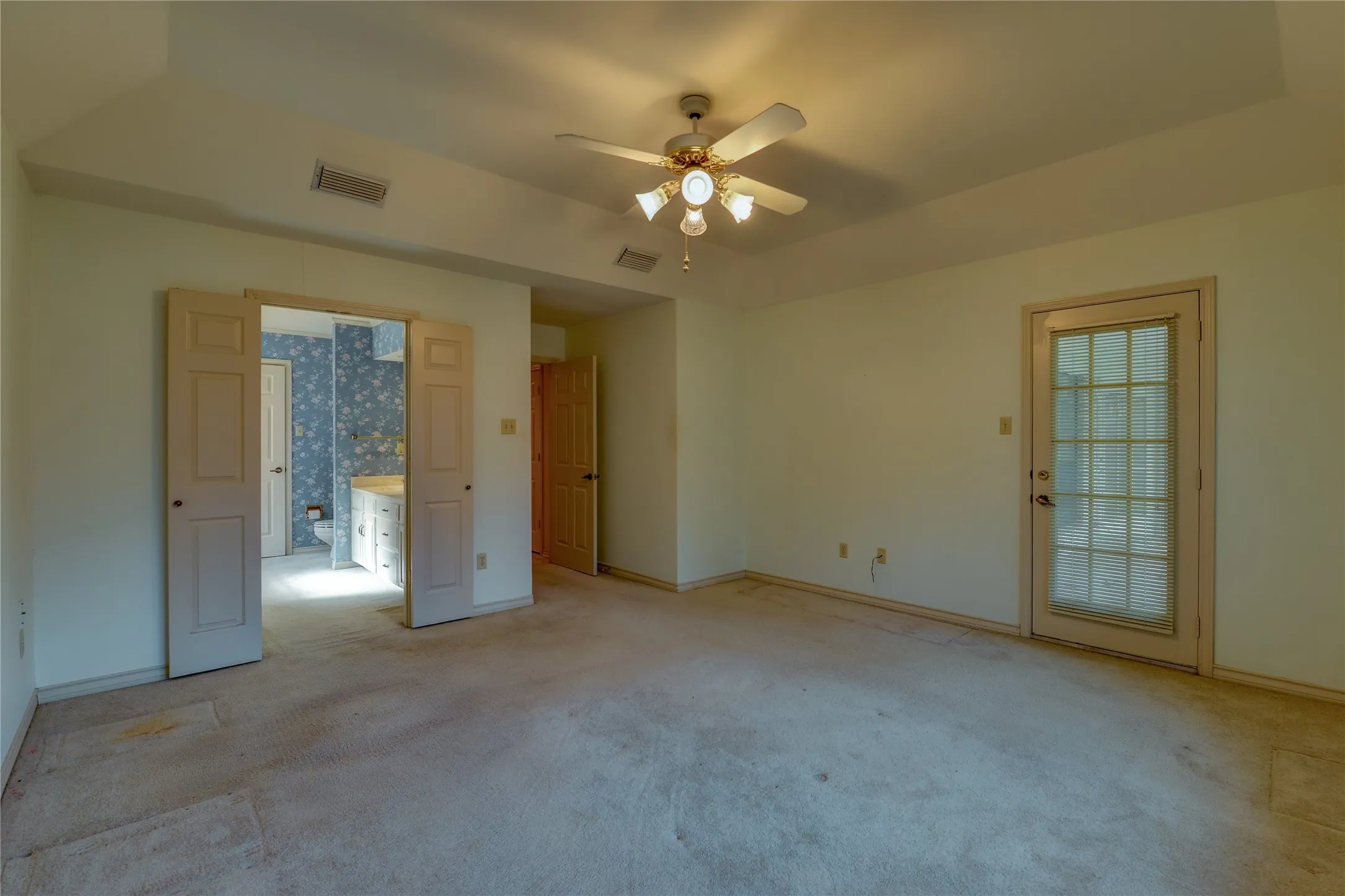 Single Family Residence For Sale in Tarrant County , 8240 Saddlebrook Drive, Benbrook, Texas 76116, 3 Bedroom, 3 Bathroom, 2 Garage spaces, 2,340 Sqft, built in 1987, mls#21397777, Real Estate Agent in Benbrook, Homes For Sale in Tarrant county, Homes For Sale in Benbrook, Realtor in Benbrook Texas, Real Estate Brokerage Independent Realty Texas, Luminita Cordes Realtor