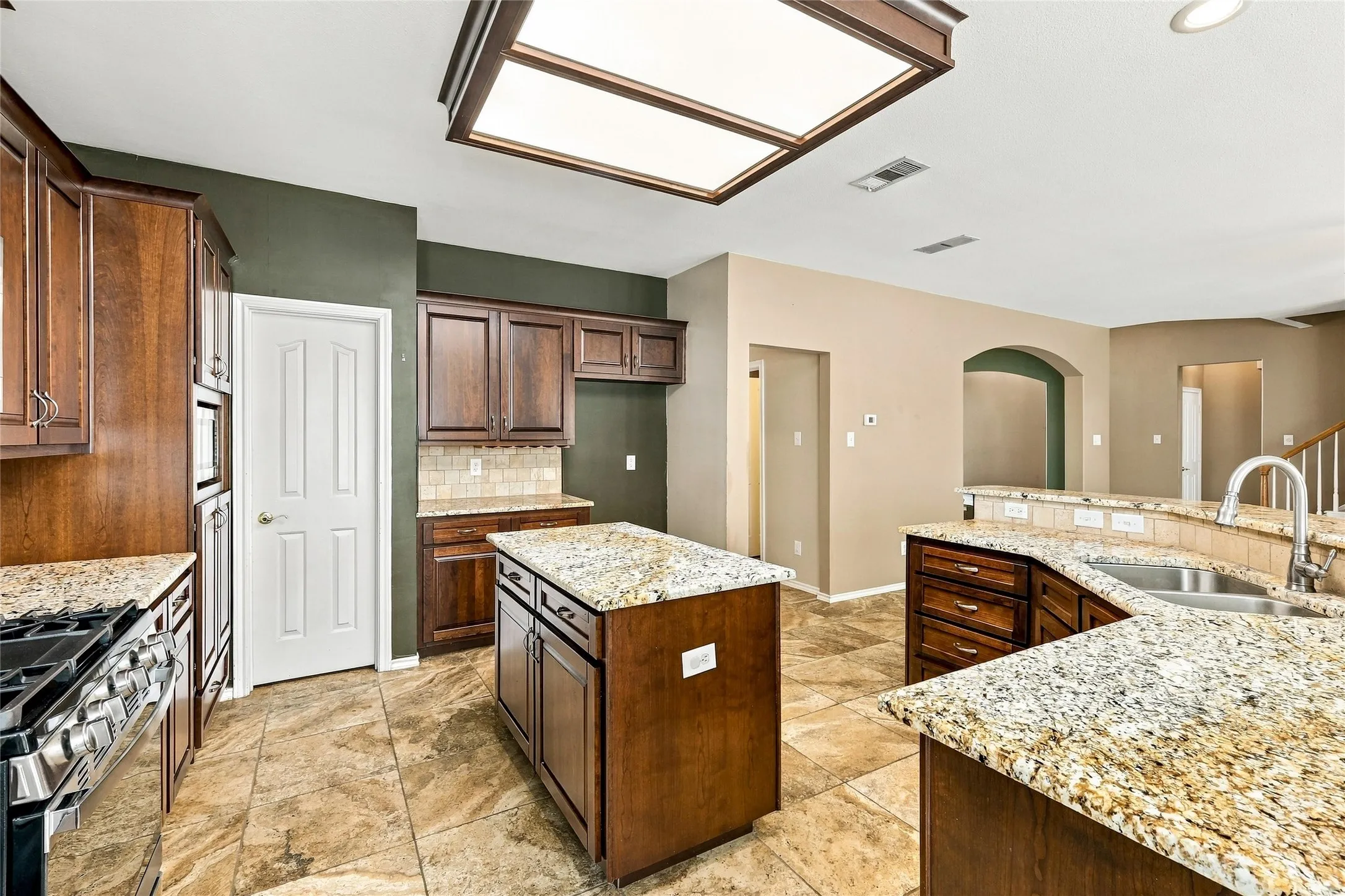 Single Family Residence For Sale in Tarrant County , 1204 Crestview Drive, Bedford, Texas 76021, 4 Bedroom, 4 Bathroom, 2 Garage spaces, 2,740 Sqft, built in 1998, mls#21378545, Real Estate Agent in Bedford, Homes For Sale in Tarrant county, Homes For Sale in Bedford, Realtor in Bedford Texas, Real Estate Brokerage Independent Realty Texas, Luminita Cordes Realtor