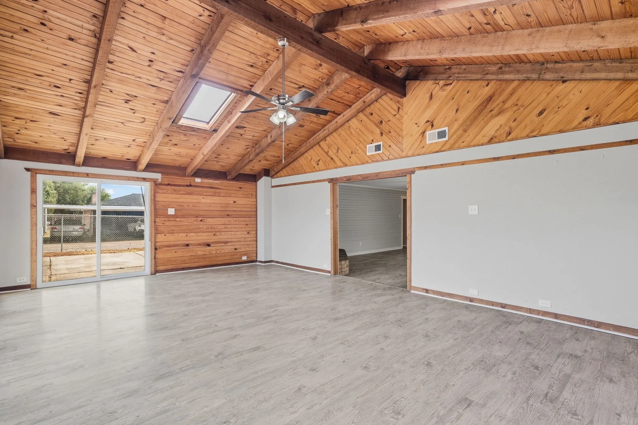 Single Family Residence For Sale in Tarrant County , 3212 Glenmont Drive, Fort Worth, Texas 76133, 3 Bedroom, 2 Bathroom, 2 Garage spaces, 1,674 Sqft, built in 1971, mls#21385585, Real Estate Agent in Fort Worth, Homes For Sale in Tarrant county, Homes For Sale in Fort Worth, Realtor in Fort Worth Texas, Real Estate Brokerage Independent Realty Texas, Luminita Cordes Realtor