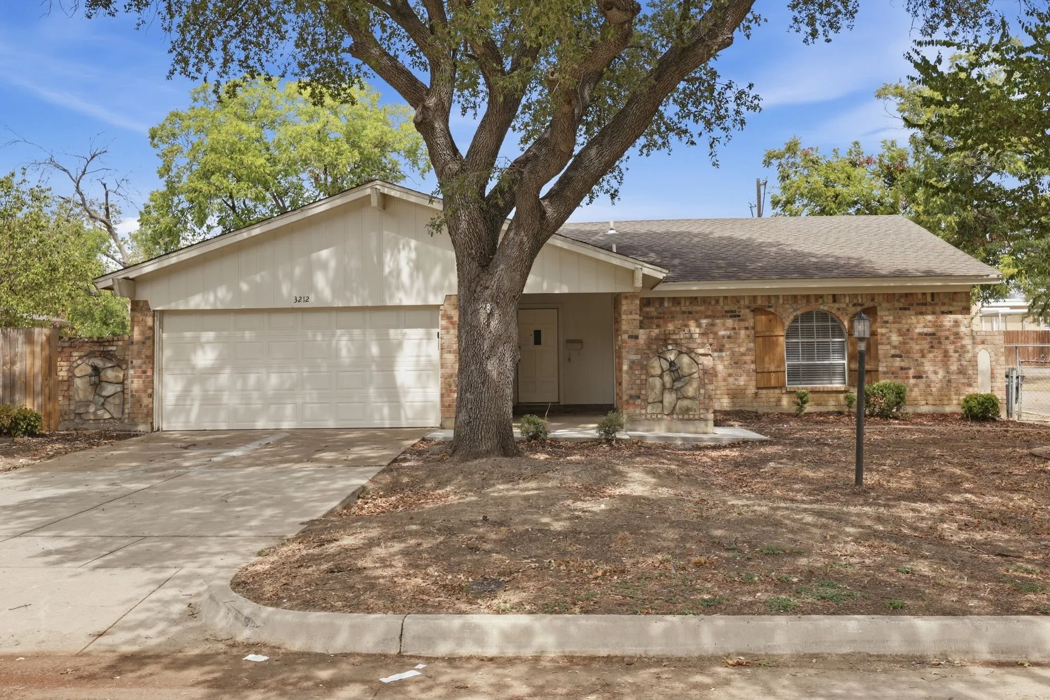 Single Family Residence For Sale in Tarrant County , 3212 Glenmont Drive, Fort Worth, Texas 76133, 3 Bedroom, 2 Bathroom, 2 Garage spaces, 1,674 Sqft, built in 1971, mls#21385585, Real Estate Agent in Fort Worth, Homes For Sale in Tarrant county, Homes For Sale in Fort Worth, Realtor in Fort Worth Texas, Real Estate Brokerage Independent Realty Texas, Luminita Cordes Realtor