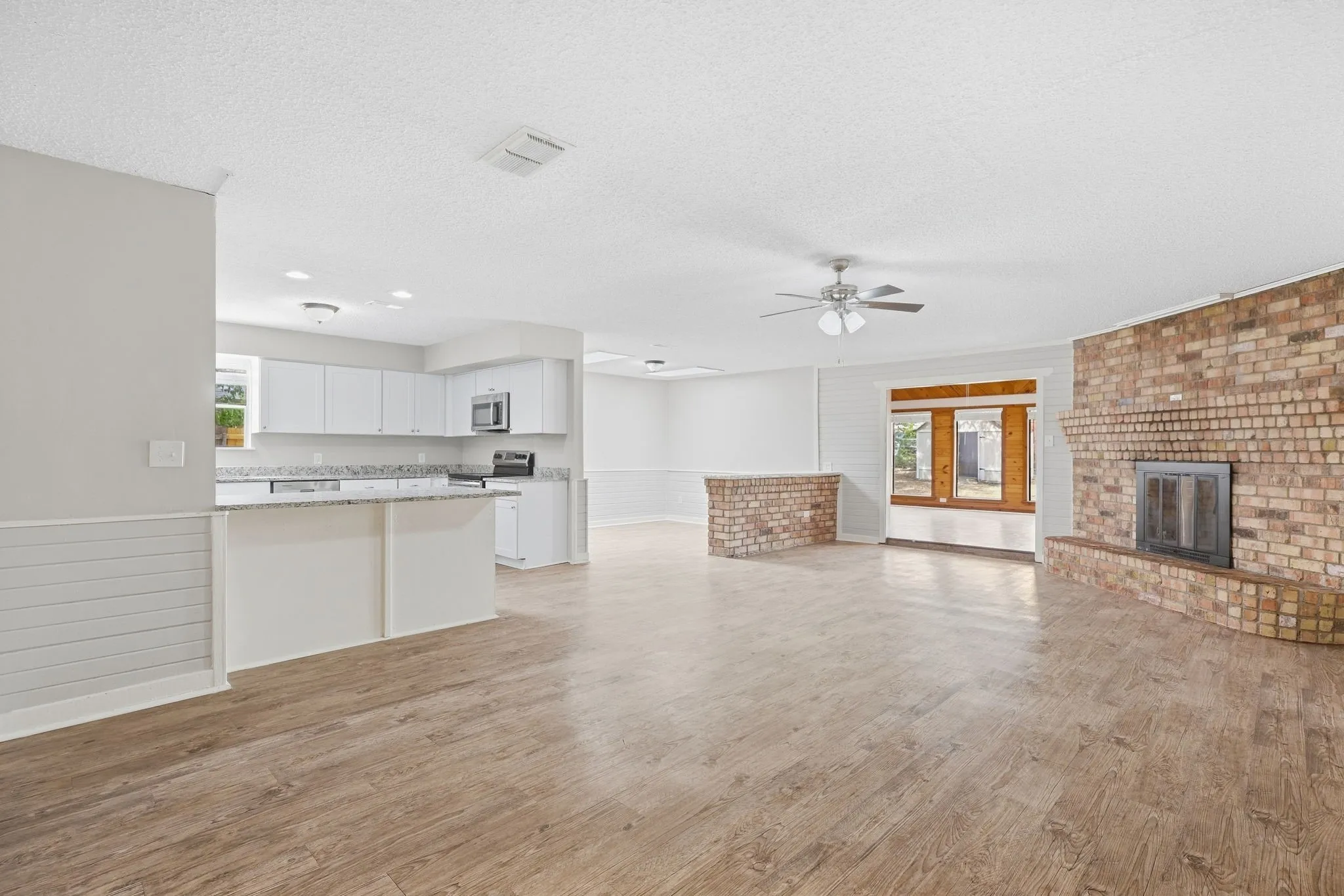 Single Family Residence For Sale in Tarrant County , 3212 Glenmont Drive, Fort Worth, Texas 76133, 3 Bedroom, 2 Bathroom, 2 Garage spaces, 1,674 Sqft, built in 1971, mls#21385585, Real Estate Agent in Fort Worth, Homes For Sale in Tarrant county, Homes For Sale in Fort Worth, Realtor in Fort Worth Texas, Real Estate Brokerage Independent Realty Texas, Luminita Cordes Realtor