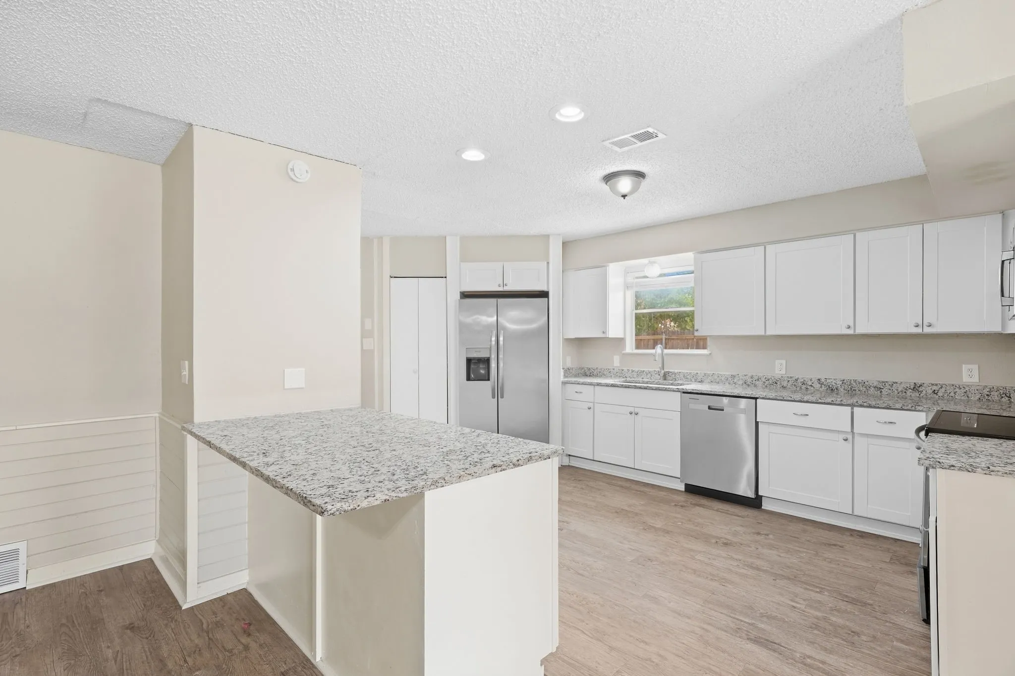 Single Family Residence For Sale in Tarrant County , 3212 Glenmont Drive, Fort Worth, Texas 76133, 3 Bedroom, 2 Bathroom, 2 Garage spaces, 1,674 Sqft, built in 1971, mls#21385585, Real Estate Agent in Fort Worth, Homes For Sale in Tarrant county, Homes For Sale in Fort Worth, Realtor in Fort Worth Texas, Real Estate Brokerage Independent Realty Texas, Luminita Cordes Realtor