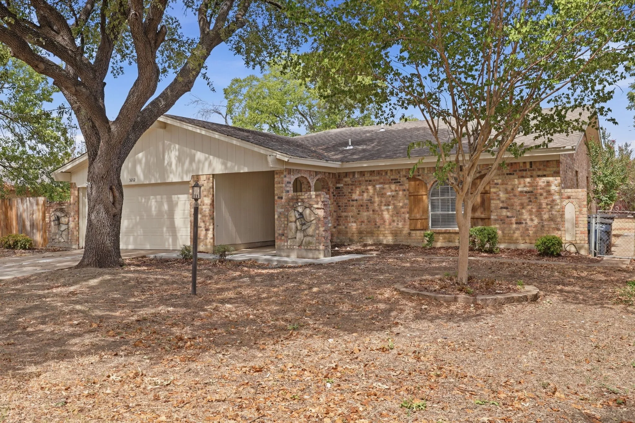 Single Family Residence For Sale in Tarrant County , 3212 Glenmont Drive, Fort Worth, Texas 76133, 3 Bedroom, 2 Bathroom, 2 Garage spaces, 1,674 Sqft, built in 1971, mls#21385585, Real Estate Agent in Fort Worth, Homes For Sale in Tarrant county, Homes For Sale in Fort Worth, Realtor in Fort Worth Texas, Real Estate Brokerage Independent Realty Texas, Luminita Cordes Realtor