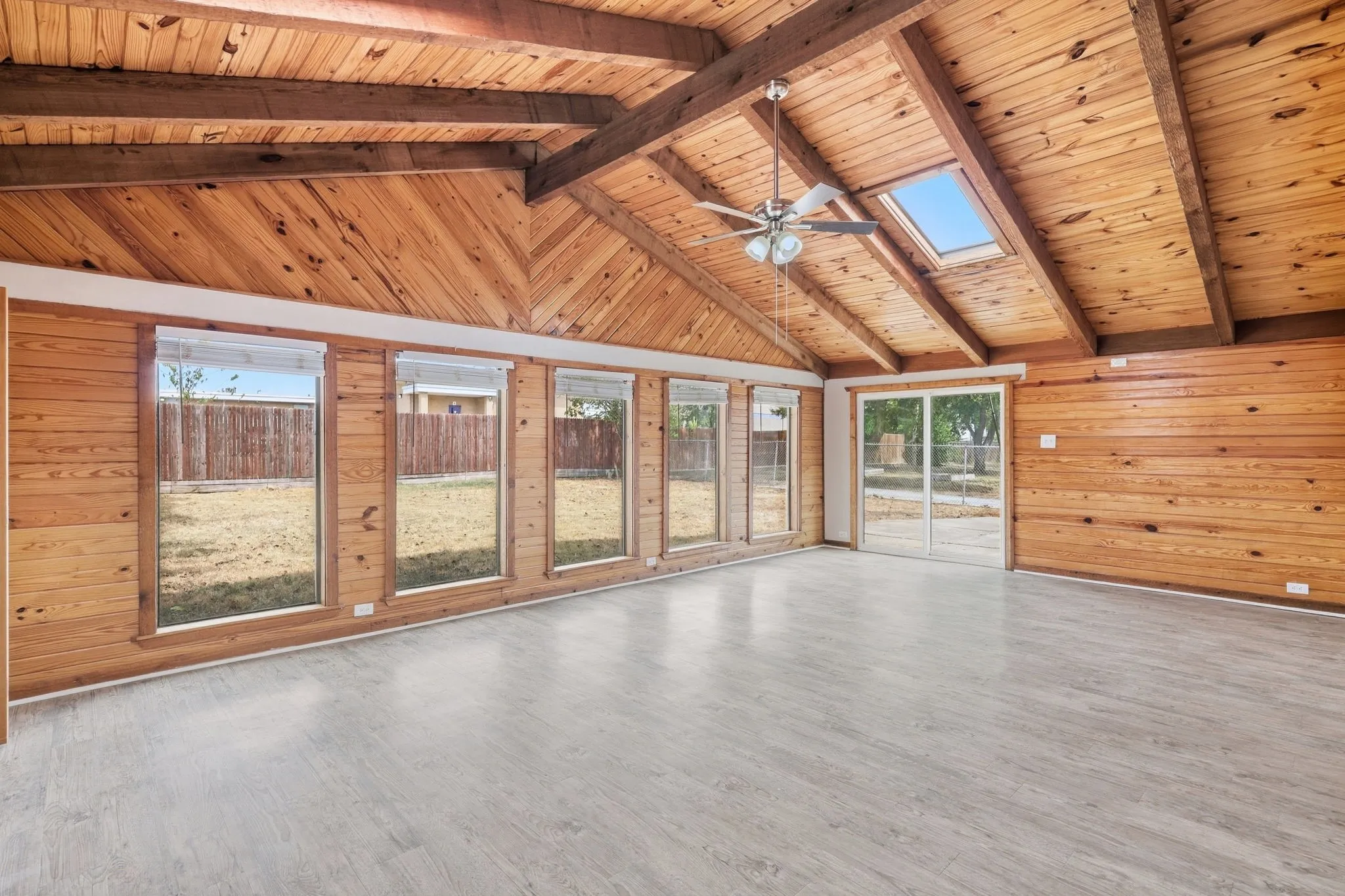 Single Family Residence For Sale in Tarrant County , 3212 Glenmont Drive, Fort Worth, Texas 76133, 3 Bedroom, 2 Bathroom, 2 Garage spaces, 1,674 Sqft, built in 1971, mls#21385585, Real Estate Agent in Fort Worth, Homes For Sale in Tarrant county, Homes For Sale in Fort Worth, Realtor in Fort Worth Texas, Real Estate Brokerage Independent Realty Texas, Luminita Cordes Realtor