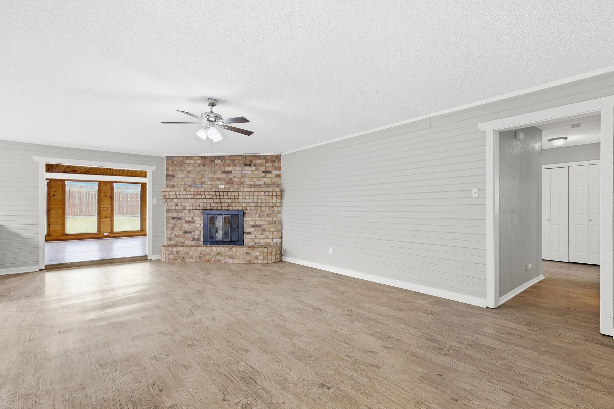 Single Family Residence For Sale in Tarrant County , 3212 Glenmont Drive, Fort Worth, Texas 76133, 3 Bedroom, 2 Bathroom, 2 Garage spaces, 1,674 Sqft, built in 1971, mls#21385585, Real Estate Agent in Fort Worth, Homes For Sale in Tarrant county, Homes For Sale in Fort Worth, Realtor in Fort Worth Texas, Real Estate Brokerage Independent Realty Texas, Luminita Cordes Realtor