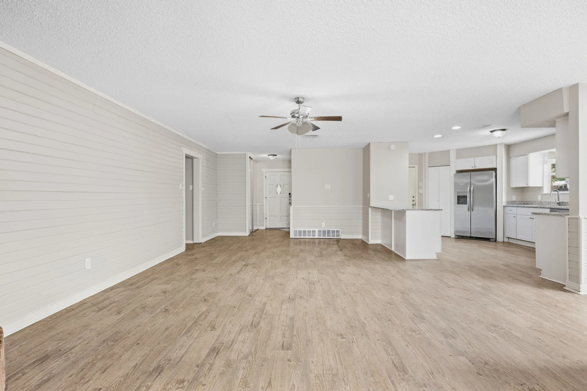Single Family Residence For Sale in Tarrant County , 3212 Glenmont Drive, Fort Worth, Texas 76133, 3 Bedroom, 2 Bathroom, 2 Garage spaces, 1,674 Sqft, built in 1971, mls#21385585, Real Estate Agent in Fort Worth, Homes For Sale in Tarrant county, Homes For Sale in Fort Worth, Realtor in Fort Worth Texas, Real Estate Brokerage Independent Realty Texas, Luminita Cordes Realtor