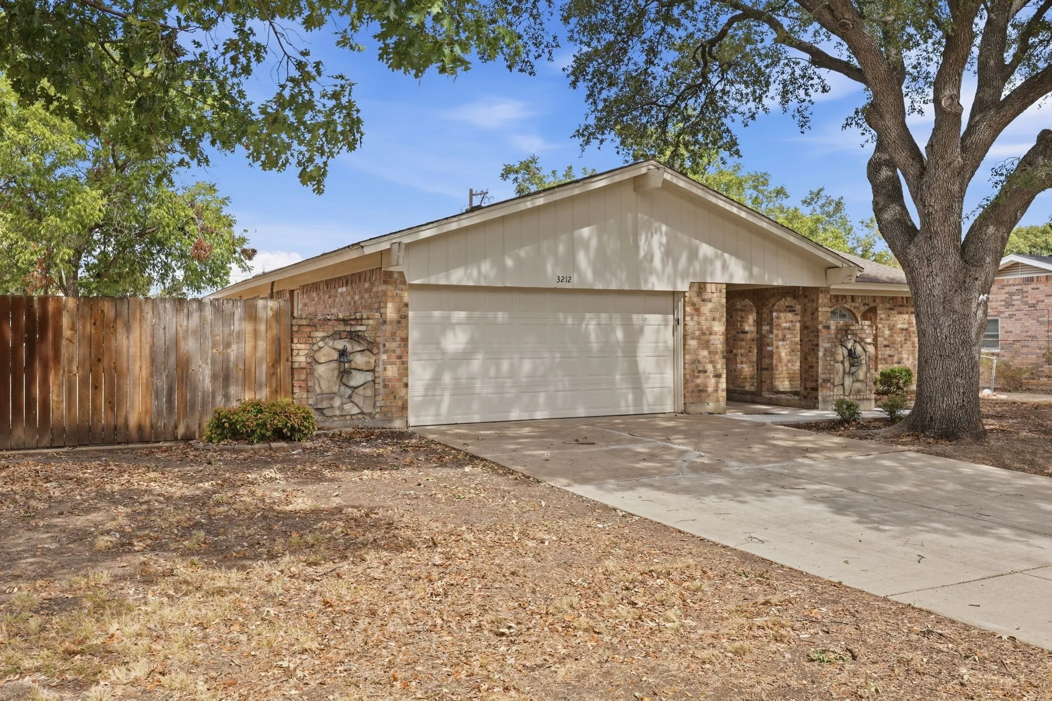 Single Family Residence For Sale in Tarrant County , 3212 Glenmont Drive, Fort Worth, Texas 76133, 3 Bedroom, 2 Bathroom, 2 Garage spaces, 1,674 Sqft, built in 1971, mls#21385585, Real Estate Agent in Fort Worth, Homes For Sale in Tarrant county, Homes For Sale in Fort Worth, Realtor in Fort Worth Texas, Real Estate Brokerage Independent Realty Texas, Luminita Cordes Realtor