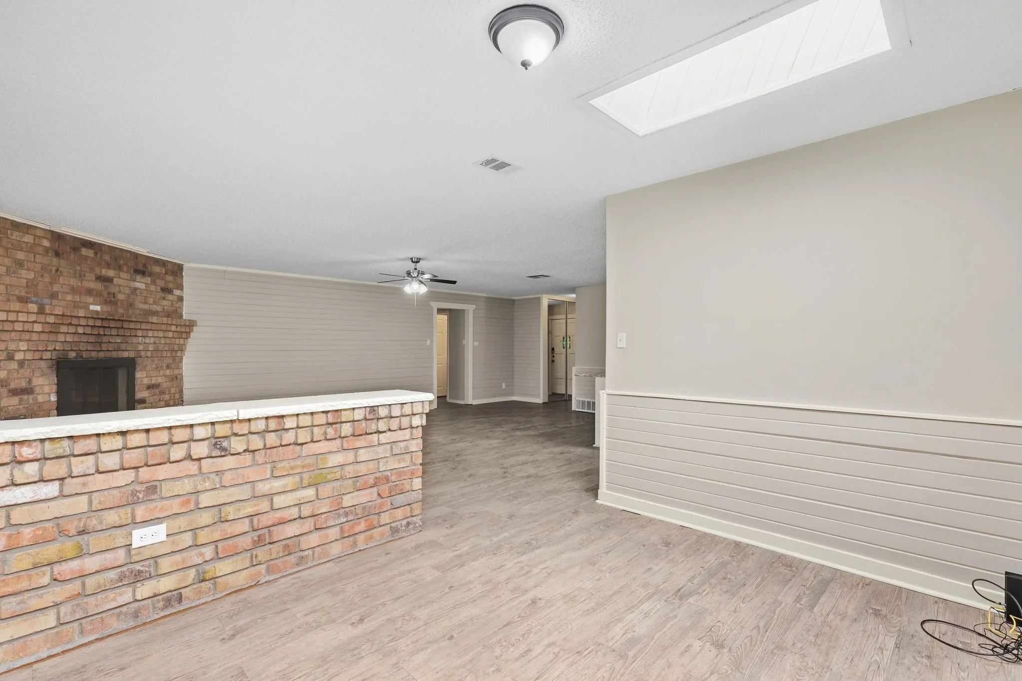 Single Family Residence For Sale in Tarrant County , 3212 Glenmont Drive, Fort Worth, Texas 76133, 3 Bedroom, 2 Bathroom, 2 Garage spaces, 1,674 Sqft, built in 1971, mls#21385585, Real Estate Agent in Fort Worth, Homes For Sale in Tarrant county, Homes For Sale in Fort Worth, Realtor in Fort Worth Texas, Real Estate Brokerage Independent Realty Texas, Luminita Cordes Realtor