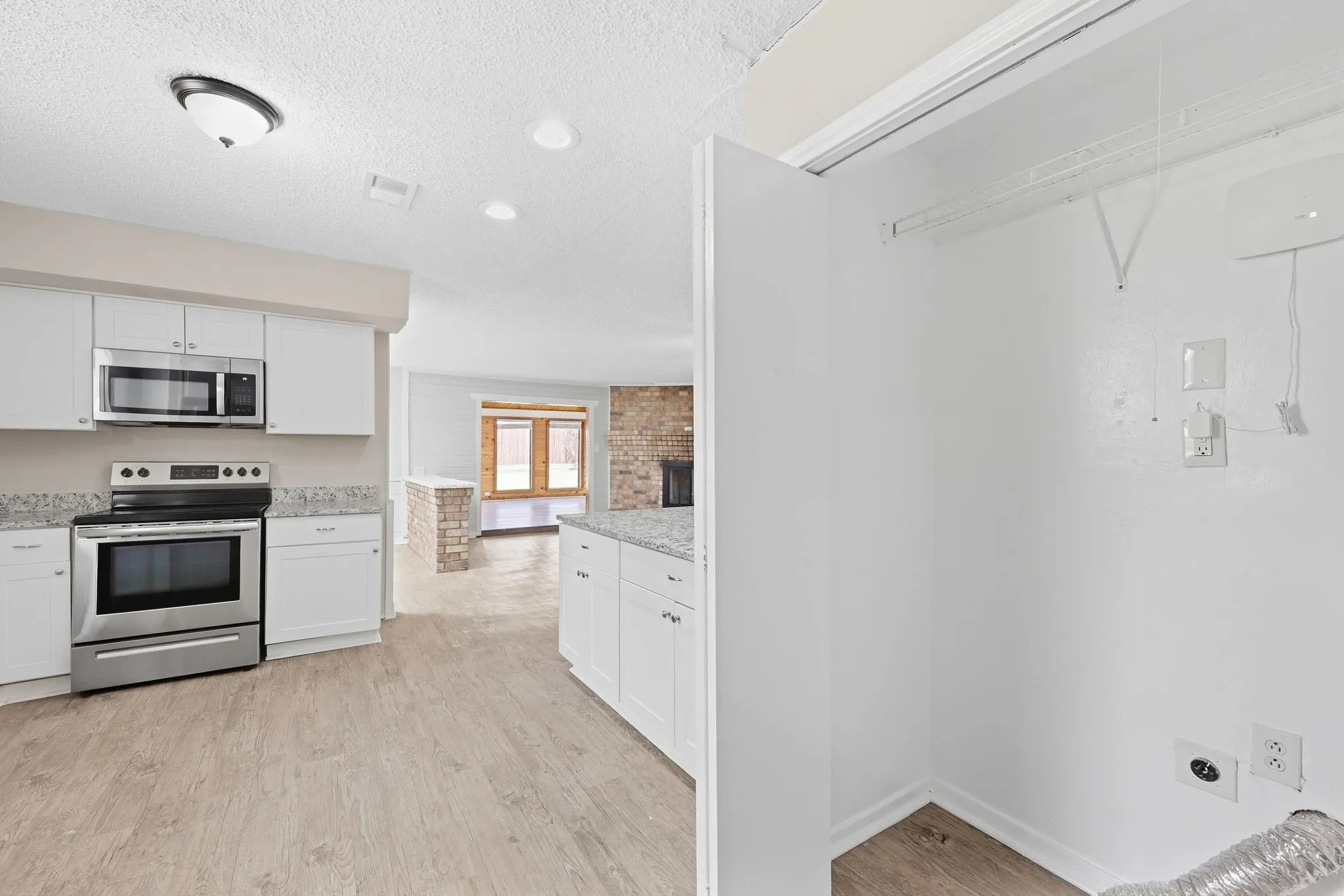 Single Family Residence For Sale in Tarrant County , 3212 Glenmont Drive, Fort Worth, Texas 76133, 3 Bedroom, 2 Bathroom, 2 Garage spaces, 1,674 Sqft, built in 1971, mls#21385585, Real Estate Agent in Fort Worth, Homes For Sale in Tarrant county, Homes For Sale in Fort Worth, Realtor in Fort Worth Texas, Real Estate Brokerage Independent Realty Texas, Luminita Cordes Realtor