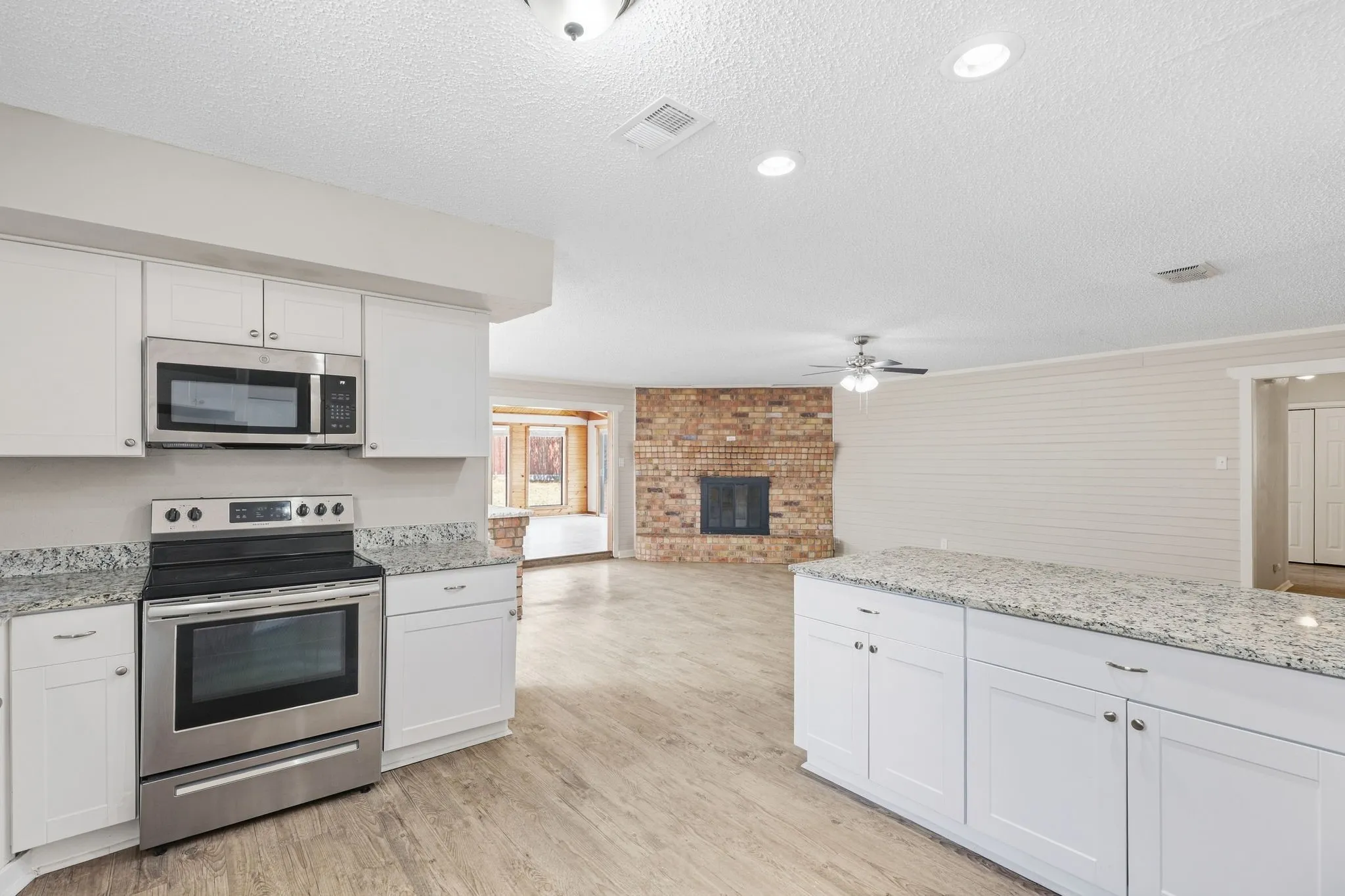 Single Family Residence For Sale in Tarrant County , 3212 Glenmont Drive, Fort Worth, Texas 76133, 3 Bedroom, 2 Bathroom, 2 Garage spaces, 1,674 Sqft, built in 1971, mls#21385585, Real Estate Agent in Fort Worth, Homes For Sale in Tarrant county, Homes For Sale in Fort Worth, Realtor in Fort Worth Texas, Real Estate Brokerage Independent Realty Texas, Luminita Cordes Realtor