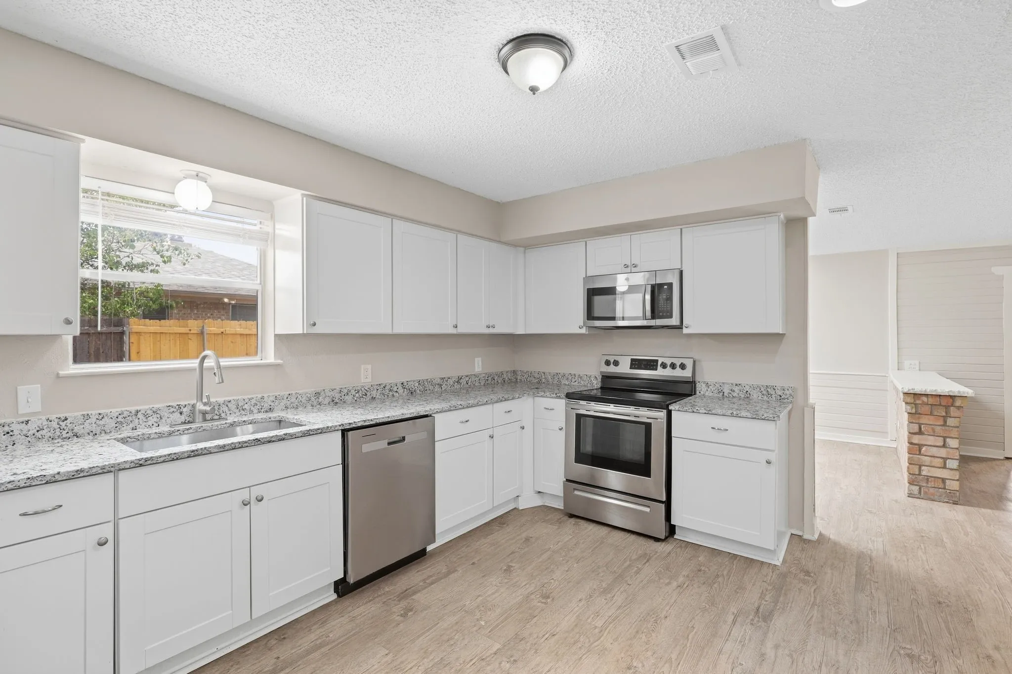 Single Family Residence For Sale in Tarrant County , 3212 Glenmont Drive, Fort Worth, Texas 76133, 3 Bedroom, 2 Bathroom, 2 Garage spaces, 1,674 Sqft, built in 1971, mls#21385585, Real Estate Agent in Fort Worth, Homes For Sale in Tarrant county, Homes For Sale in Fort Worth, Realtor in Fort Worth Texas, Real Estate Brokerage Independent Realty Texas, Luminita Cordes Realtor
