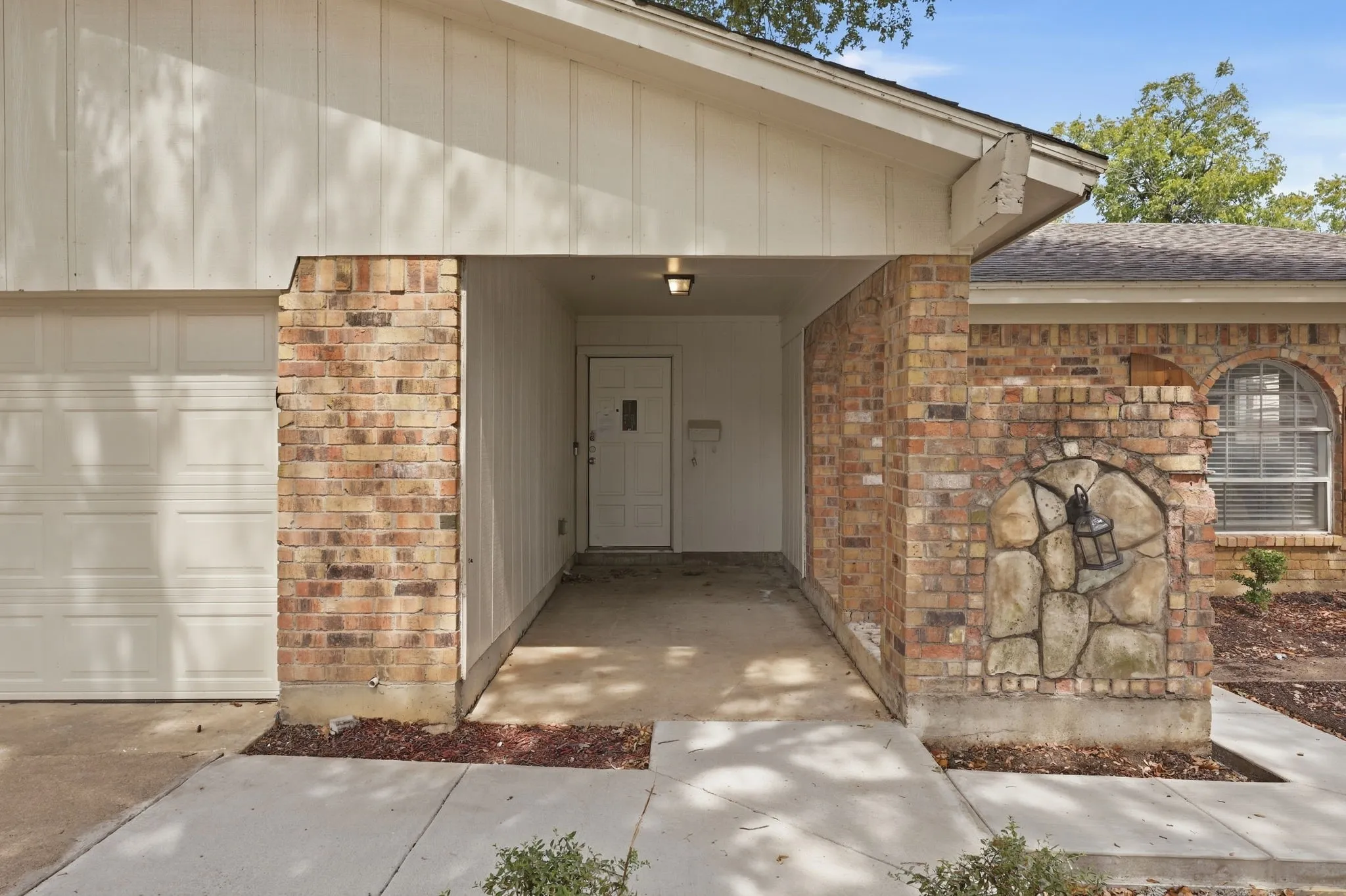 Single Family Residence For Sale in Tarrant County , 3212 Glenmont Drive, Fort Worth, Texas 76133, 3 Bedroom, 2 Bathroom, 2 Garage spaces, 1,674 Sqft, built in 1971, mls#21385585, Real Estate Agent in Fort Worth, Homes For Sale in Tarrant county, Homes For Sale in Fort Worth, Realtor in Fort Worth Texas, Real Estate Brokerage Independent Realty Texas, Luminita Cordes Realtor