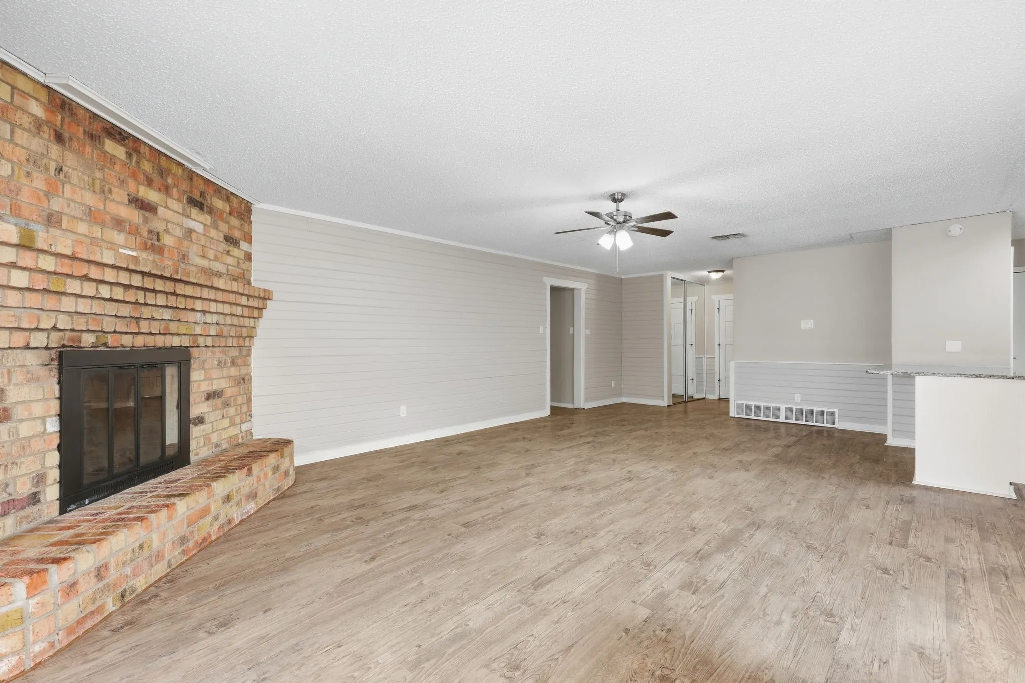 Single Family Residence For Sale in Tarrant County , 3212 Glenmont Drive, Fort Worth, Texas 76133, 3 Bedroom, 2 Bathroom, 2 Garage spaces, 1,674 Sqft, built in 1971, mls#21385585, Real Estate Agent in Fort Worth, Homes For Sale in Tarrant county, Homes For Sale in Fort Worth, Realtor in Fort Worth Texas, Real Estate Brokerage Independent Realty Texas, Luminita Cordes Realtor