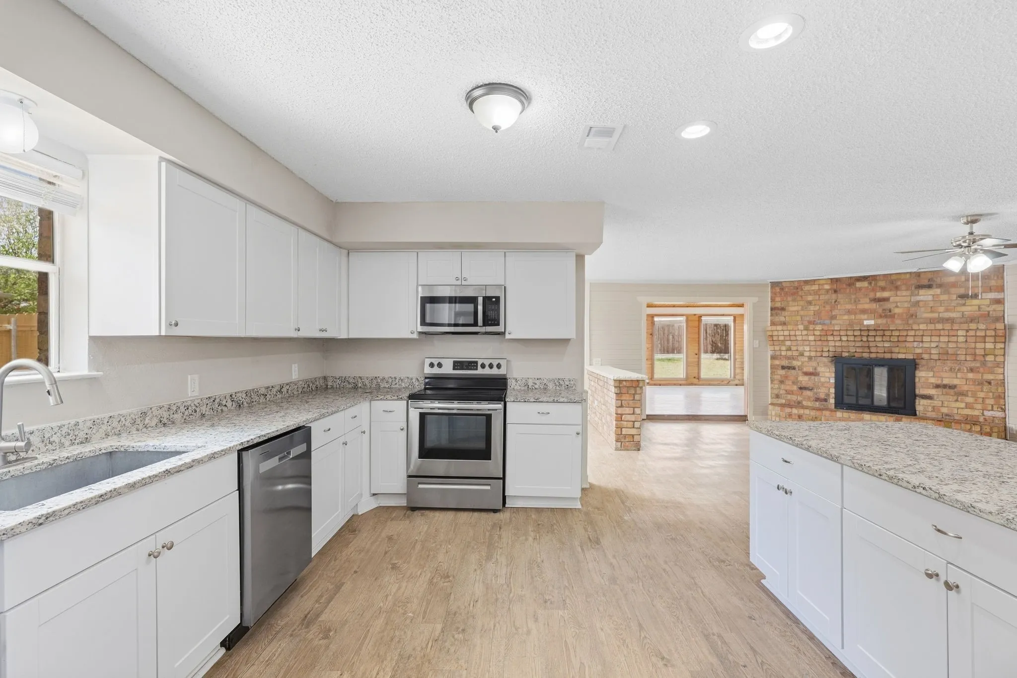 Single Family Residence For Sale in Tarrant County , 3212 Glenmont Drive, Fort Worth, Texas 76133, 3 Bedroom, 2 Bathroom, 2 Garage spaces, 1,674 Sqft, built in 1971, mls#21385585, Real Estate Agent in Fort Worth, Homes For Sale in Tarrant county, Homes For Sale in Fort Worth, Realtor in Fort Worth Texas, Real Estate Brokerage Independent Realty Texas, Luminita Cordes Realtor