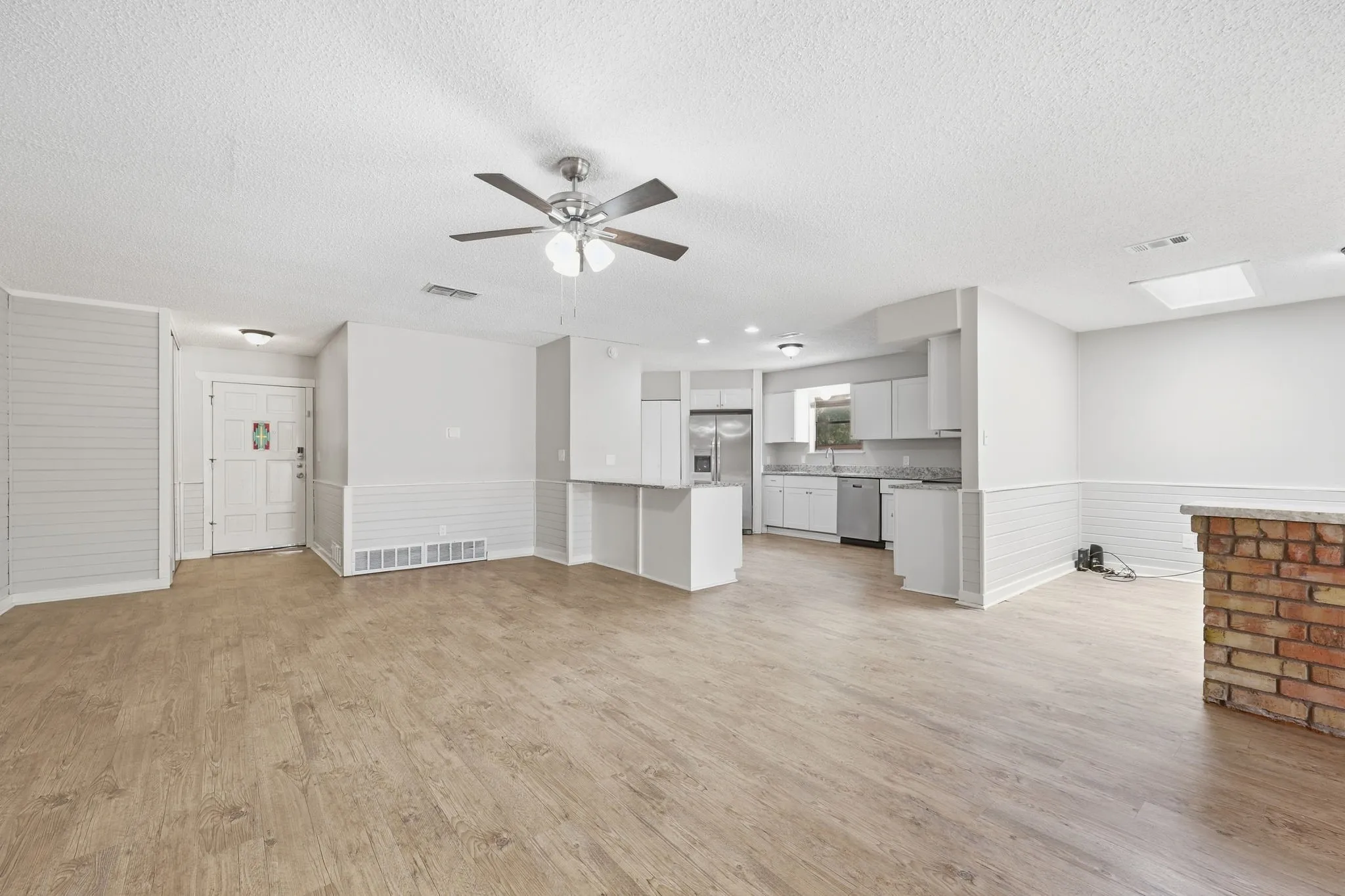 Single Family Residence For Sale in Tarrant County , 3212 Glenmont Drive, Fort Worth, Texas 76133, 3 Bedroom, 2 Bathroom, 2 Garage spaces, 1,674 Sqft, built in 1971, mls#21385585, Real Estate Agent in Fort Worth, Homes For Sale in Tarrant county, Homes For Sale in Fort Worth, Realtor in Fort Worth Texas, Real Estate Brokerage Independent Realty Texas, Luminita Cordes Realtor