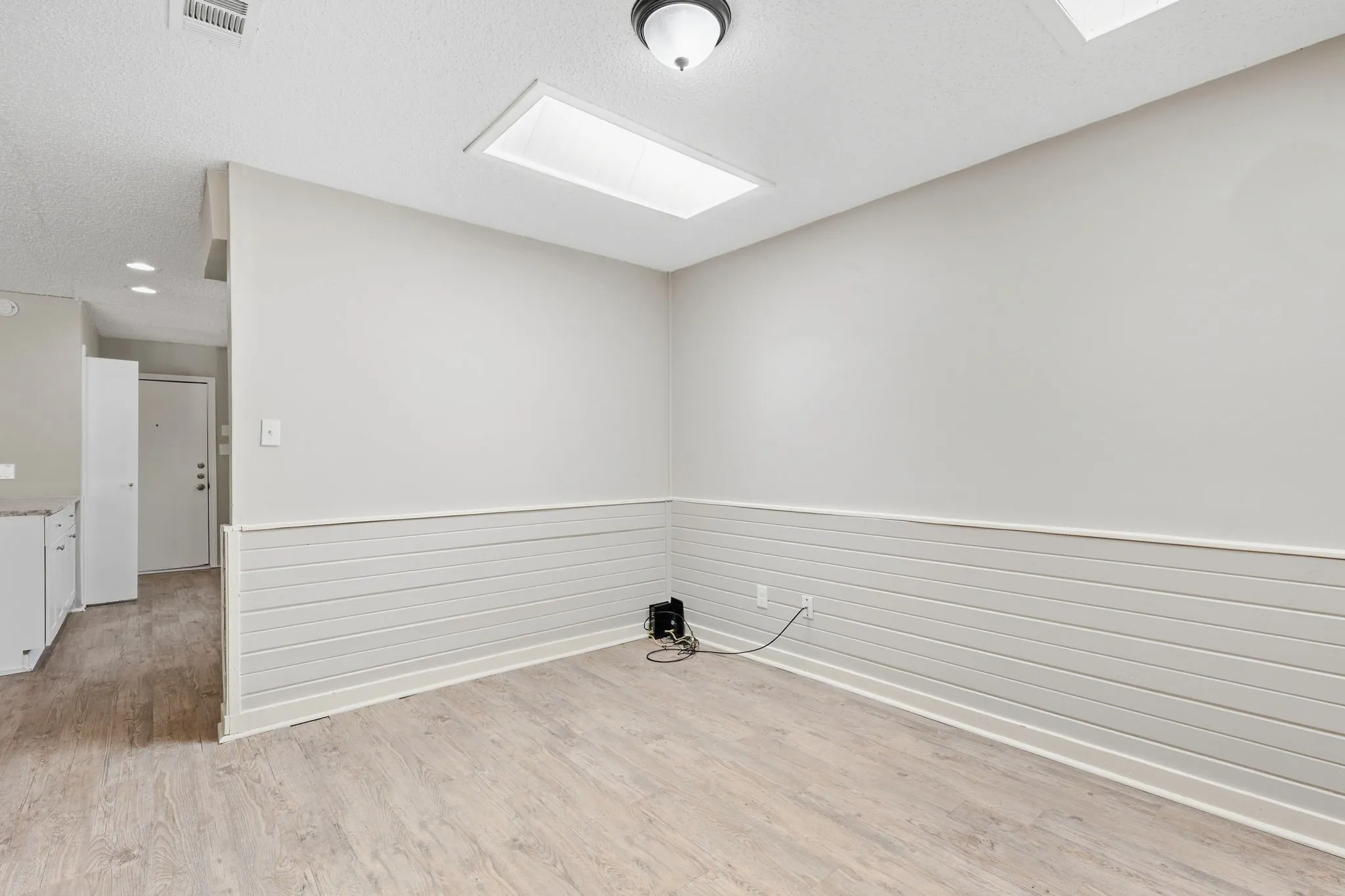 Single Family Residence For Sale in Tarrant County , 3212 Glenmont Drive, Fort Worth, Texas 76133, 3 Bedroom, 2 Bathroom, 2 Garage spaces, 1,674 Sqft, built in 1971, mls#21385585, Real Estate Agent in Fort Worth, Homes For Sale in Tarrant county, Homes For Sale in Fort Worth, Realtor in Fort Worth Texas, Real Estate Brokerage Independent Realty Texas, Luminita Cordes Realtor