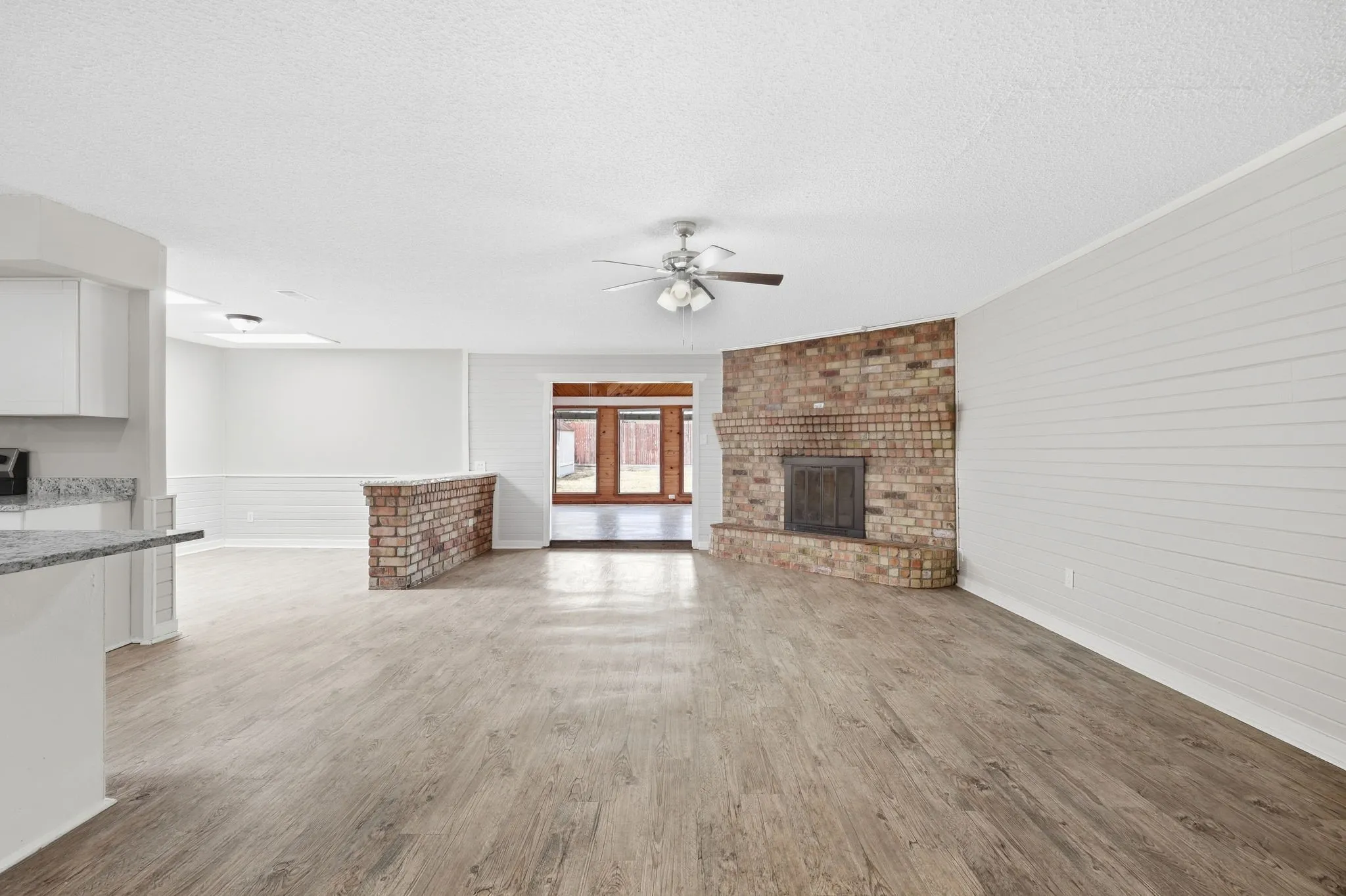 Single Family Residence For Sale in Tarrant County , 3212 Glenmont Drive, Fort Worth, Texas 76133, 3 Bedroom, 2 Bathroom, 2 Garage spaces, 1,674 Sqft, built in 1971, mls#21385585, Real Estate Agent in Fort Worth, Homes For Sale in Tarrant county, Homes For Sale in Fort Worth, Realtor in Fort Worth Texas, Real Estate Brokerage Independent Realty Texas, Luminita Cordes Realtor