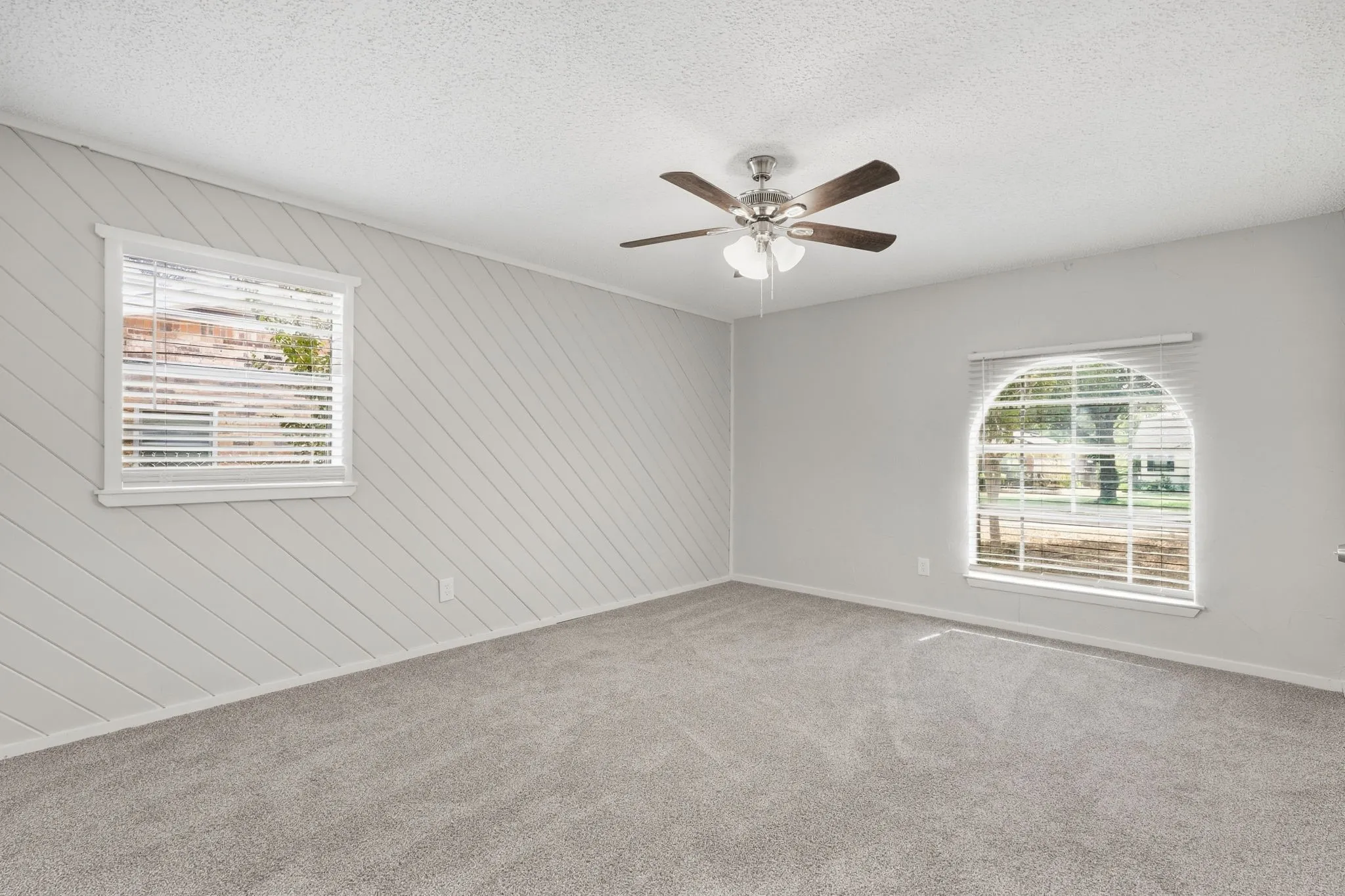 Single Family Residence For Sale in Tarrant County , 3212 Glenmont Drive, Fort Worth, Texas 76133, 3 Bedroom, 2 Bathroom, 2 Garage spaces, 1,674 Sqft, built in 1971, mls#21385585, Real Estate Agent in Fort Worth, Homes For Sale in Tarrant county, Homes For Sale in Fort Worth, Realtor in Fort Worth Texas, Real Estate Brokerage Independent Realty Texas, Luminita Cordes Realtor