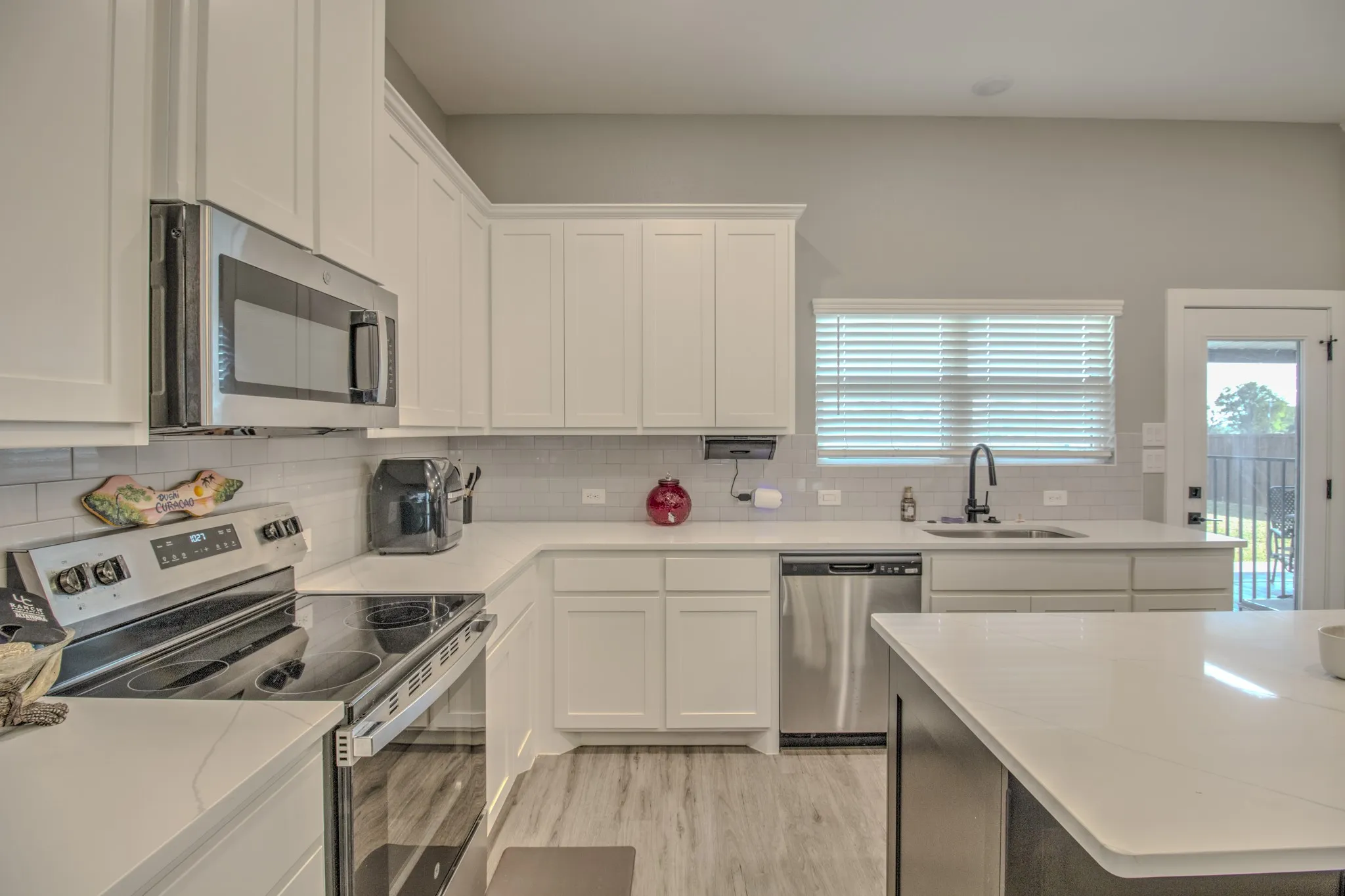 Electric stove top, and plenty of counter space.