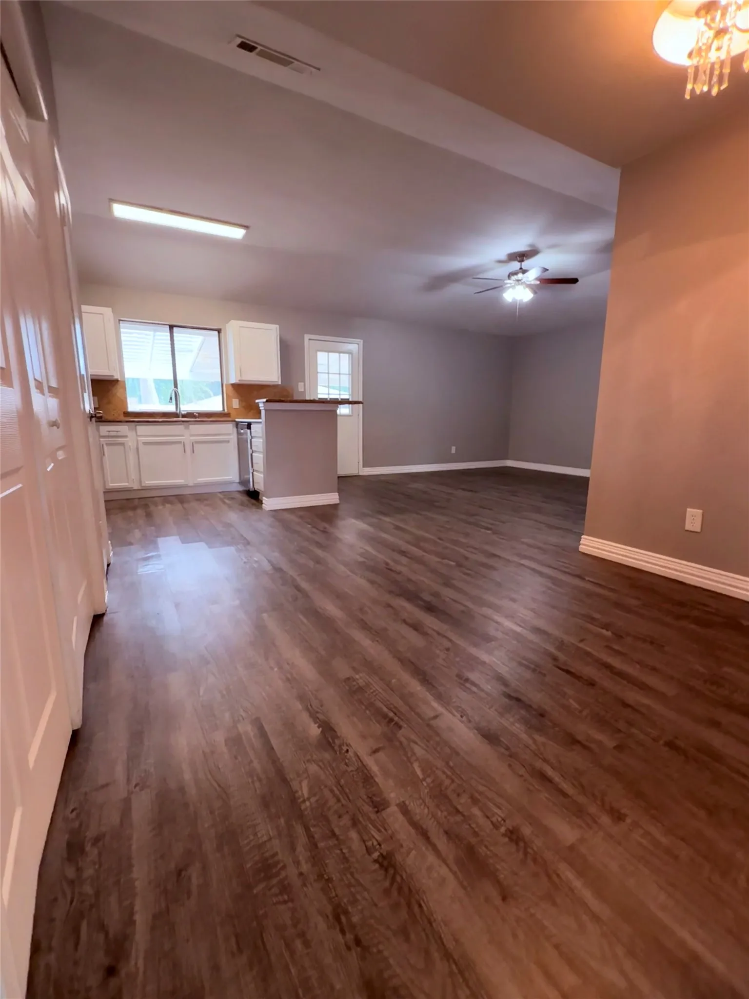 Single Family Residence For Rent in Tarrant County , 2612 S Meadow Drive, Fort Worth, Texas 76133, 3 Bedroom, 2 Bathroom, 2 Garage spaces, 1,704 Sqft, built in 1983, mls#21397795, Real Estate Agent in Fort Worth, Homes For Rent in Tarrant county, Homes For Rent in Fort Worth, Realtor in Fort Worth Texas, Real Estate Brokerage Independent Realty Texas, Luminita Cordes Realtor