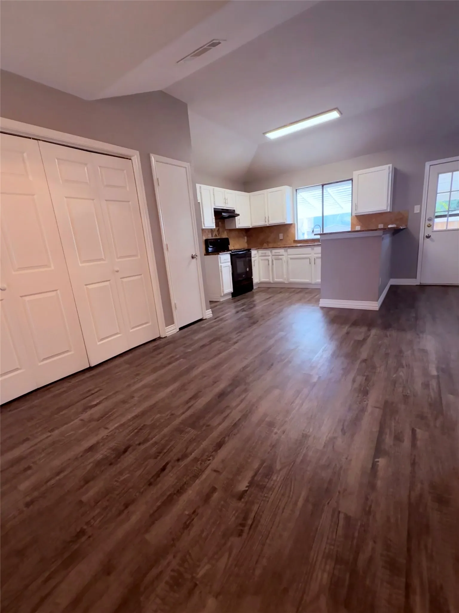 Single Family Residence For Rent in Tarrant County , 2612 S Meadow Drive, Fort Worth, Texas 76133, 3 Bedroom, 2 Bathroom, 2 Garage spaces, 1,704 Sqft, built in 1983, mls#21397795, Real Estate Agent in Fort Worth, Homes For Rent in Tarrant county, Homes For Rent in Fort Worth, Realtor in Fort Worth Texas, Real Estate Brokerage Independent Realty Texas, Luminita Cordes Realtor