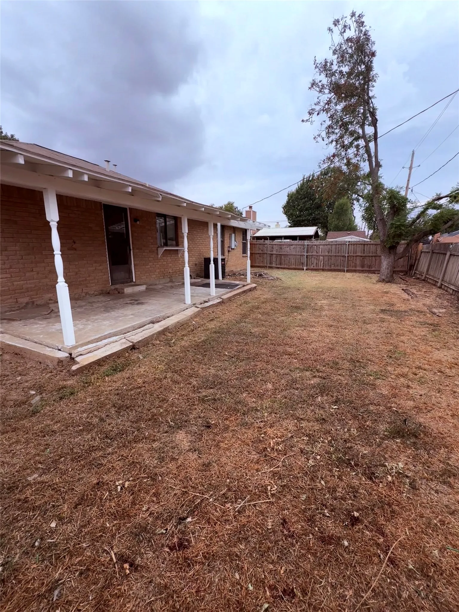 Single Family Residence For Rent in Tarrant County , 2612 S Meadow Drive, Fort Worth, Texas 76133, 3 Bedroom, 2 Bathroom, 2 Garage spaces, 1,704 Sqft, built in 1983, mls#21397795, Real Estate Agent in Fort Worth, Homes For Rent in Tarrant county, Homes For Rent in Fort Worth, Realtor in Fort Worth Texas, Real Estate Brokerage Independent Realty Texas, Luminita Cordes Realtor