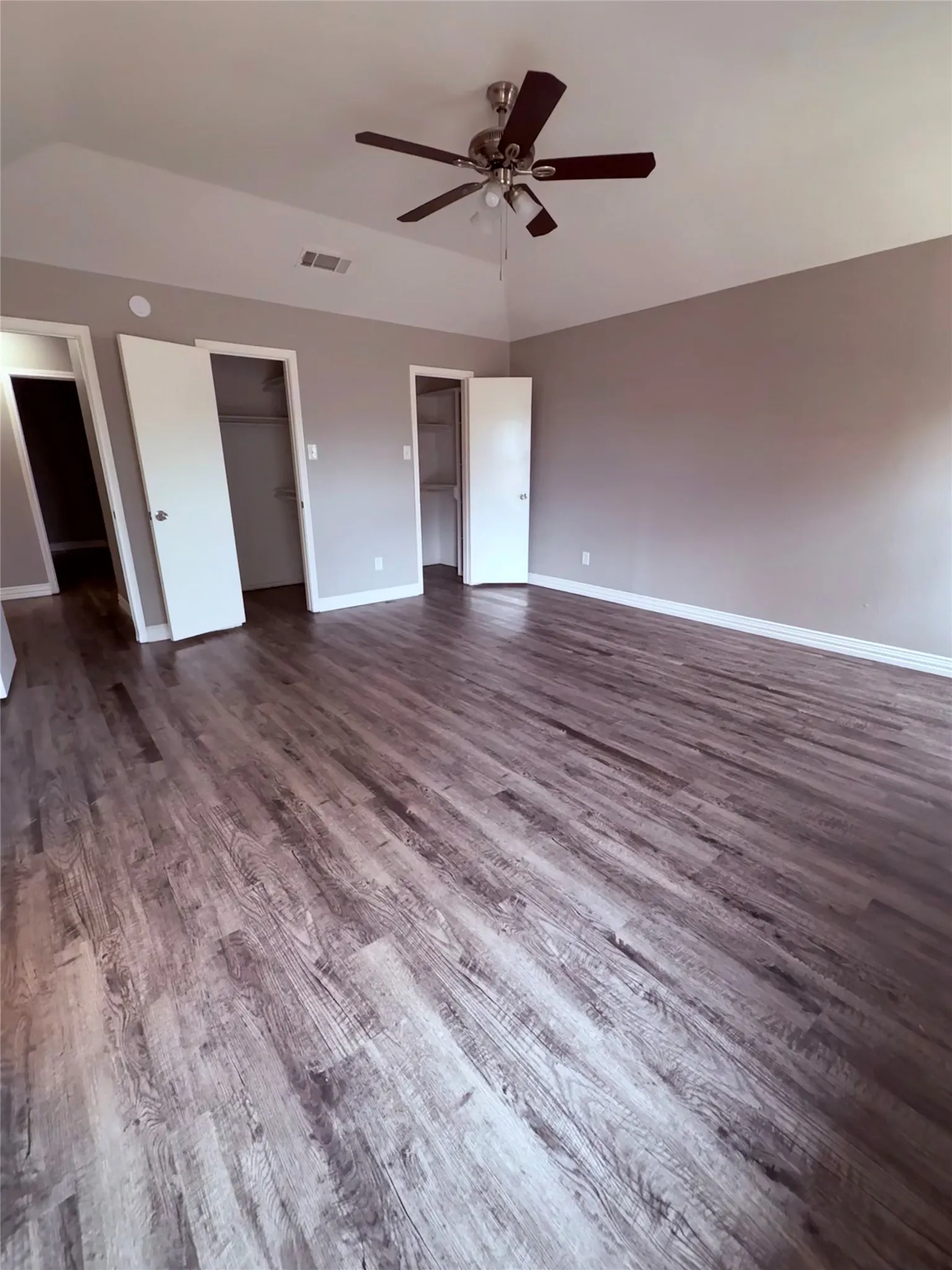 Single Family Residence For Rent in Tarrant County , 2612 S Meadow Drive, Fort Worth, Texas 76133, 3 Bedroom, 2 Bathroom, 2 Garage spaces, 1,704 Sqft, built in 1983, mls#21397795, Real Estate Agent in Fort Worth, Homes For Rent in Tarrant county, Homes For Rent in Fort Worth, Realtor in Fort Worth Texas, Real Estate Brokerage Independent Realty Texas, Luminita Cordes Realtor