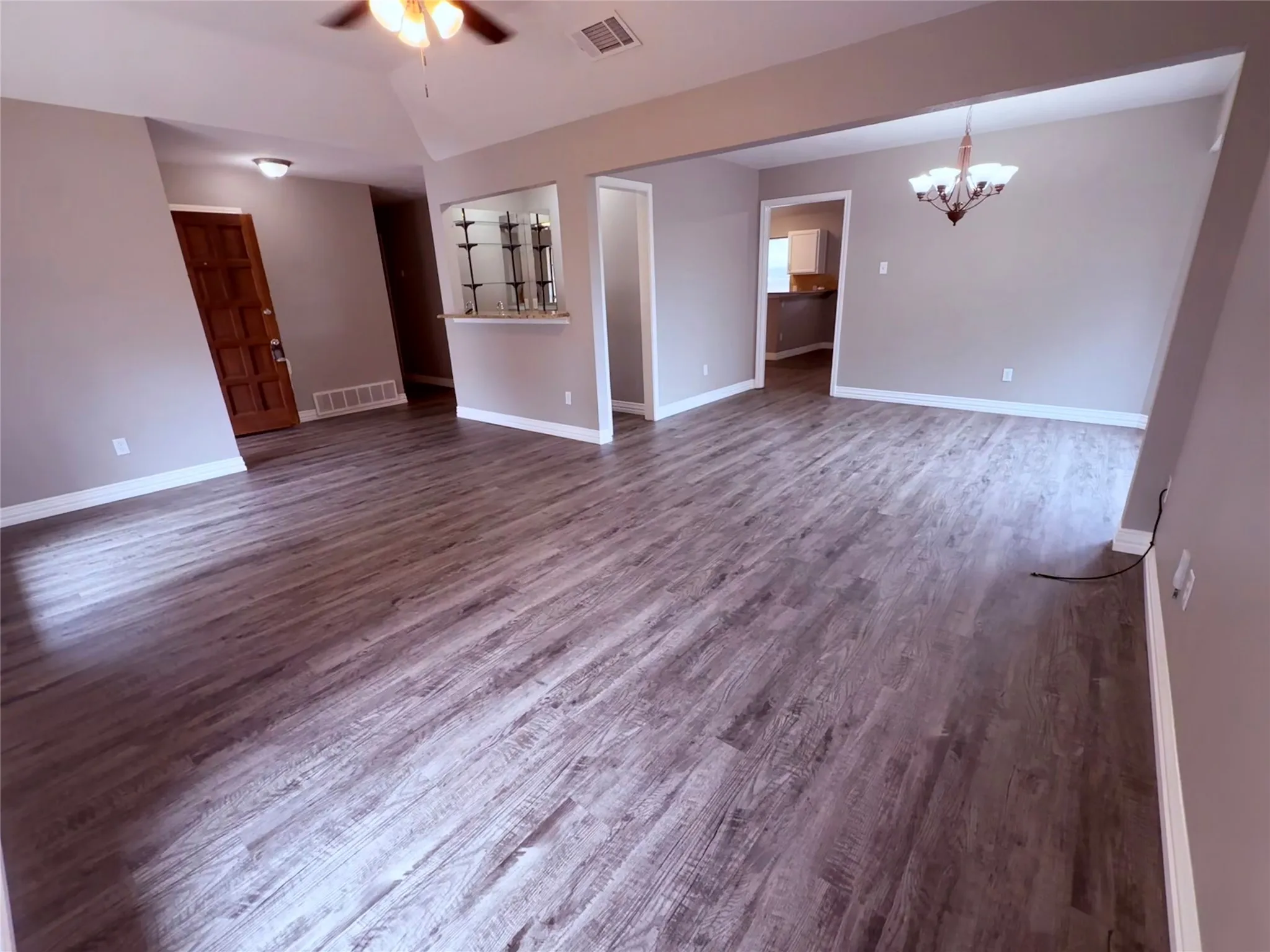 Single Family Residence For Rent in Tarrant County , 2612 S Meadow Drive, Fort Worth, Texas 76133, 3 Bedroom, 2 Bathroom, 2 Garage spaces, 1,704 Sqft, built in 1983, mls#21397795, Real Estate Agent in Fort Worth, Homes For Rent in Tarrant county, Homes For Rent in Fort Worth, Realtor in Fort Worth Texas, Real Estate Brokerage Independent Realty Texas, Luminita Cordes Realtor