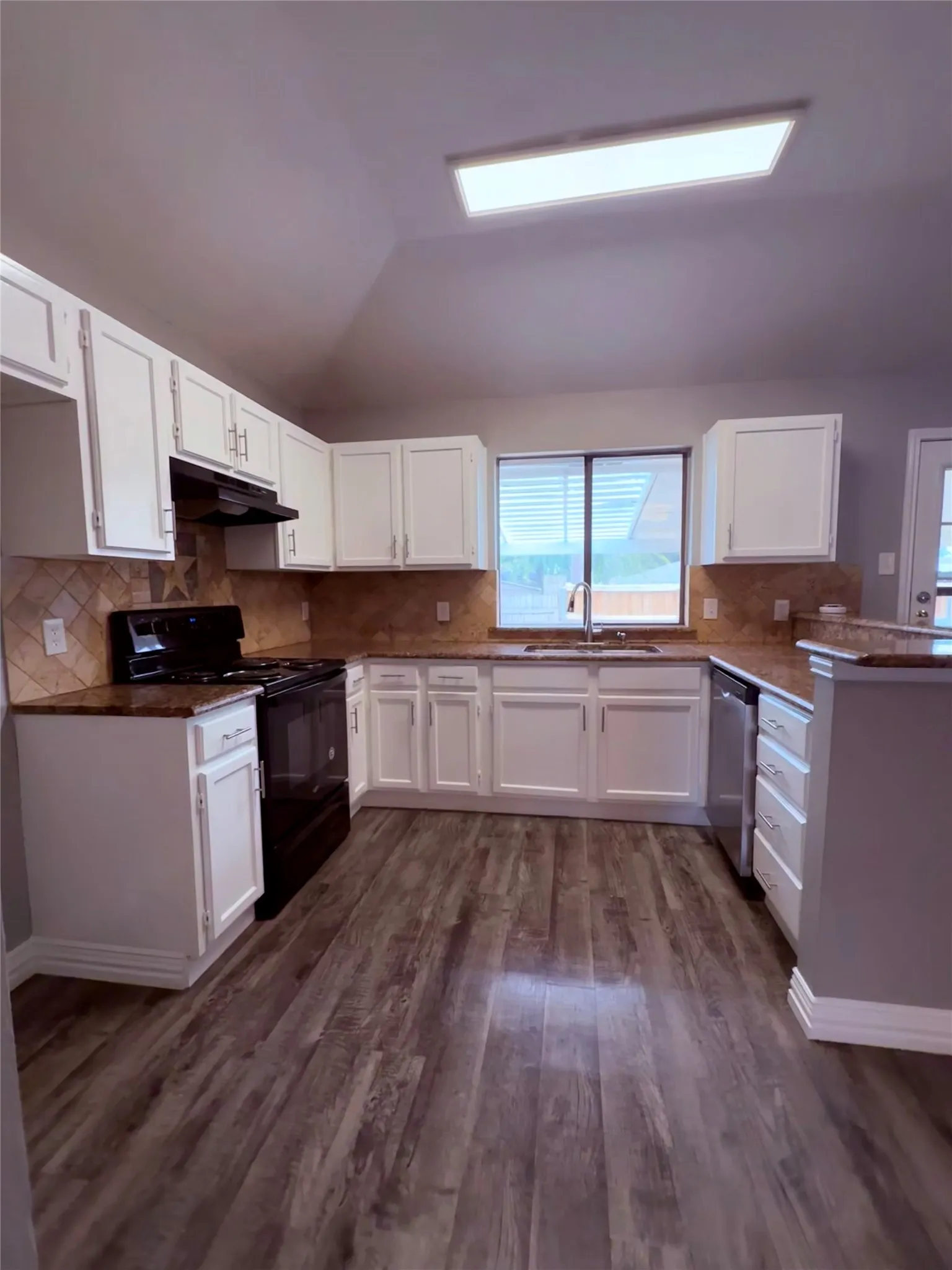 Single Family Residence For Rent in Tarrant County , 2612 S Meadow Drive, Fort Worth, Texas 76133, 3 Bedroom, 2 Bathroom, 2 Garage spaces, 1,704 Sqft, built in 1983, mls#21397795, Real Estate Agent in Fort Worth, Homes For Rent in Tarrant county, Homes For Rent in Fort Worth, Realtor in Fort Worth Texas, Real Estate Brokerage Independent Realty Texas, Luminita Cordes Realtor