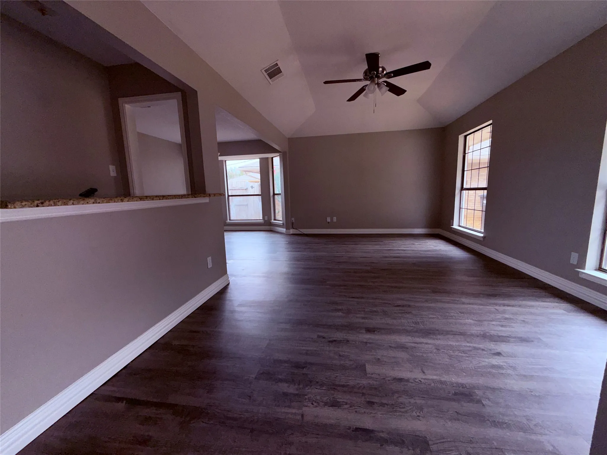 Single Family Residence For Rent in Tarrant County , 2612 S Meadow Drive, Fort Worth, Texas 76133, 3 Bedroom, 2 Bathroom, 2 Garage spaces, 1,704 Sqft, built in 1983, mls#21397795, Real Estate Agent in Fort Worth, Homes For Rent in Tarrant county, Homes For Rent in Fort Worth, Realtor in Fort Worth Texas, Real Estate Brokerage Independent Realty Texas, Luminita Cordes Realtor