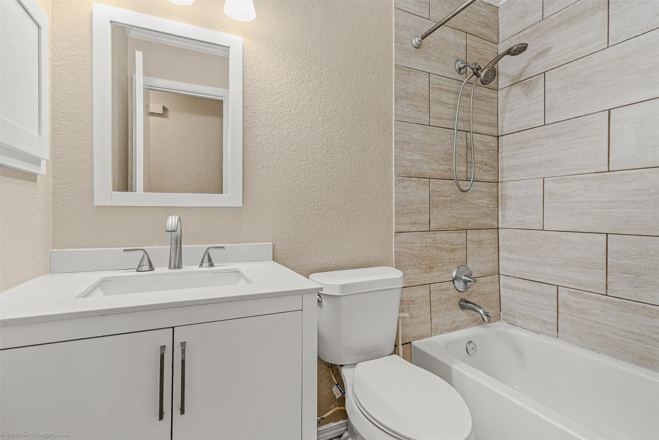 Single Family Residence For Rent in Rockwall County , 214 Mapleridge Drive, Rockwall, Texas 75032, 3 Bedroom, 2 Bathroom, Garage spaces, 1,818 Sqft, built in 1985, mls#21397173, Real Estate Agent in Rockwall, Homes For Rent in Rockwall county, Homes For Rent in Rockwall, Realtor in Rockwall Texas, Real Estate Brokerage Independent Realty Texas, Luminita Cordes Realtor