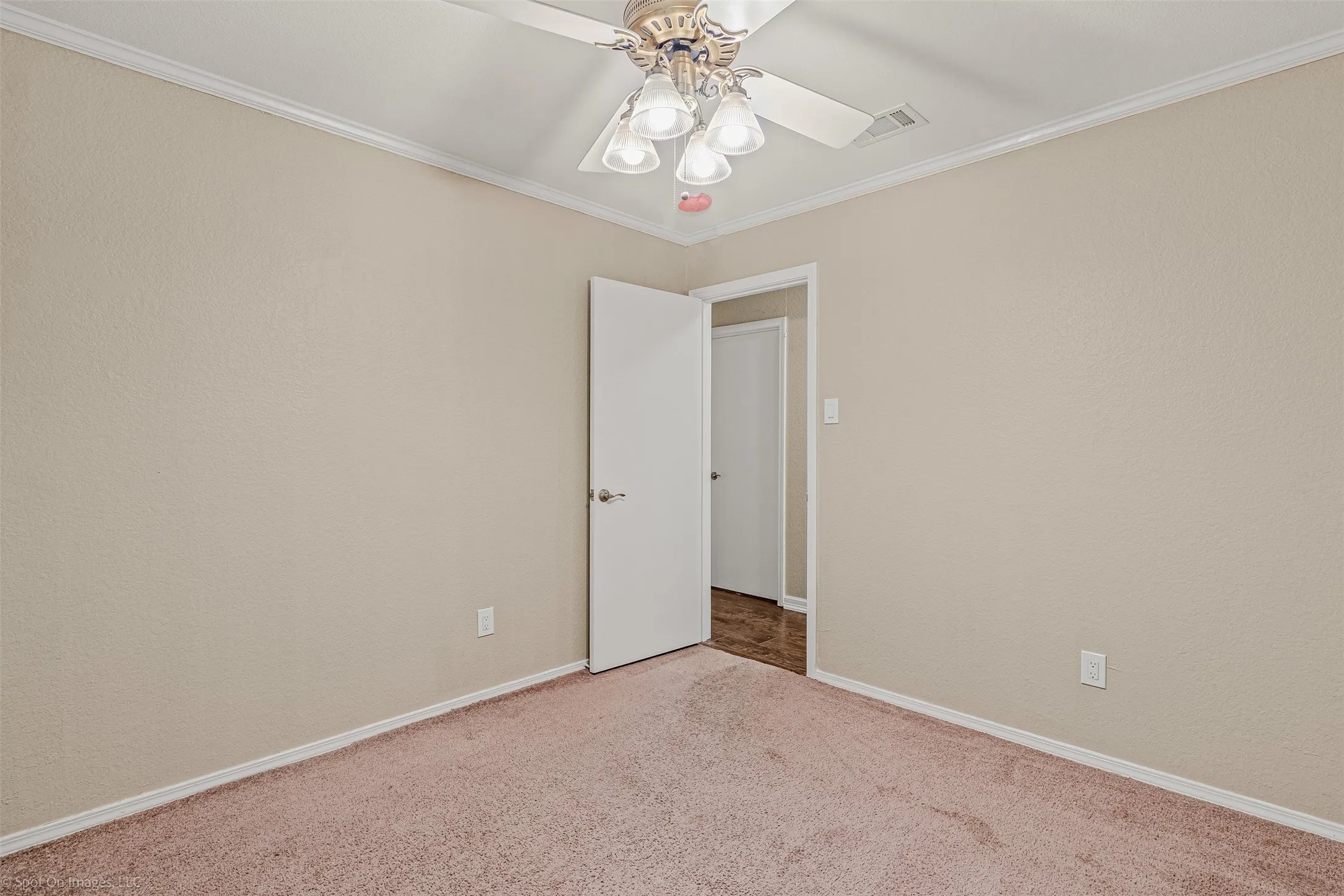 Single Family Residence For Rent in Rockwall County , 214 Mapleridge Drive, Rockwall, Texas 75032, 3 Bedroom, 2 Bathroom, Garage spaces, 1,818 Sqft, built in 1985, mls#21397173, Real Estate Agent in Rockwall, Homes For Rent in Rockwall county, Homes For Rent in Rockwall, Realtor in Rockwall Texas, Real Estate Brokerage Independent Realty Texas, Luminita Cordes Realtor