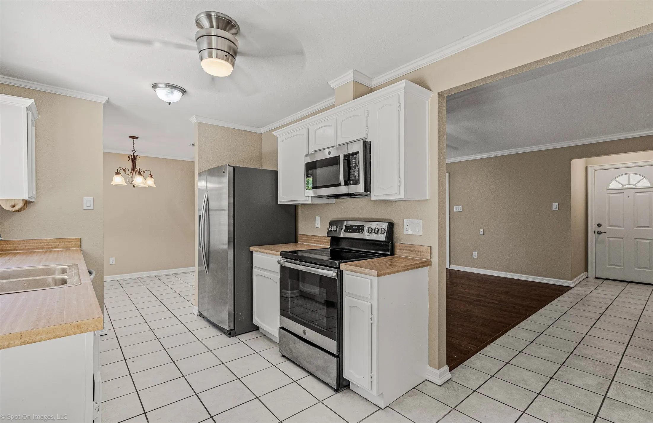 Single Family Residence For Rent in Rockwall County , 214 Mapleridge Drive, Rockwall, Texas 75032, 3 Bedroom, 2 Bathroom, Garage spaces, 1,818 Sqft, built in 1985, mls#21397173, Real Estate Agent in Rockwall, Homes For Rent in Rockwall county, Homes For Rent in Rockwall, Realtor in Rockwall Texas, Real Estate Brokerage Independent Realty Texas, Luminita Cordes Realtor