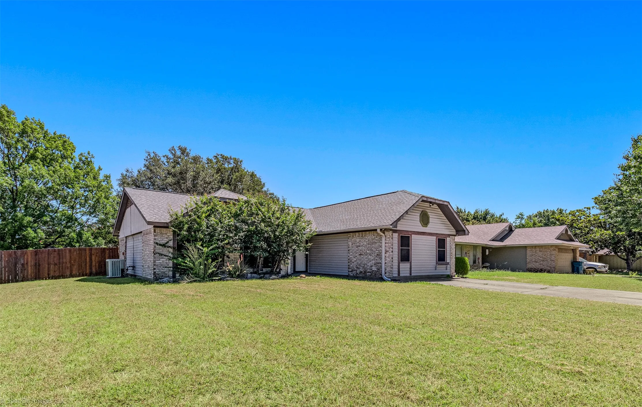 Single Family Residence For Rent in Rockwall County , 214 Mapleridge Drive, Rockwall, Texas 75032, 3 Bedroom, 2 Bathroom, Garage spaces, 1,818 Sqft, built in 1985, mls#21397173, Real Estate Agent in Rockwall, Homes For Rent in Rockwall county, Homes For Rent in Rockwall, Realtor in Rockwall Texas, Real Estate Brokerage Independent Realty Texas, Luminita Cordes Realtor