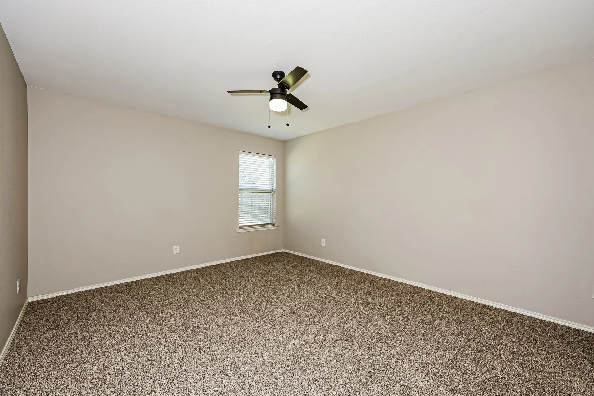 Single Family Residence For Rent in Dallas County , 2803 Englenook Drive, Seagoville, Texas 75159, 4 Bedroom, 2 Bathroom, 2 Garage spaces, 1,801 Sqft, built in 2017, mls#21397802, Real Estate Agent in Seagoville, Homes For Rent in Dallas county, Homes For Rent in Seagoville, Realtor in Seagoville Texas, Real Estate Brokerage Independent Realty Texas, Luminita Cordes Realtor