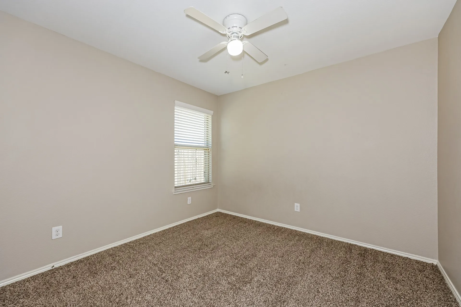 Single Family Residence For Rent in Dallas County , 2803 Englenook Drive, Seagoville, Texas 75159, 4 Bedroom, 2 Bathroom, 2 Garage spaces, 1,801 Sqft, built in 2017, mls#21397802, Real Estate Agent in Seagoville, Homes For Rent in Dallas county, Homes For Rent in Seagoville, Realtor in Seagoville Texas, Real Estate Brokerage Independent Realty Texas, Luminita Cordes Realtor