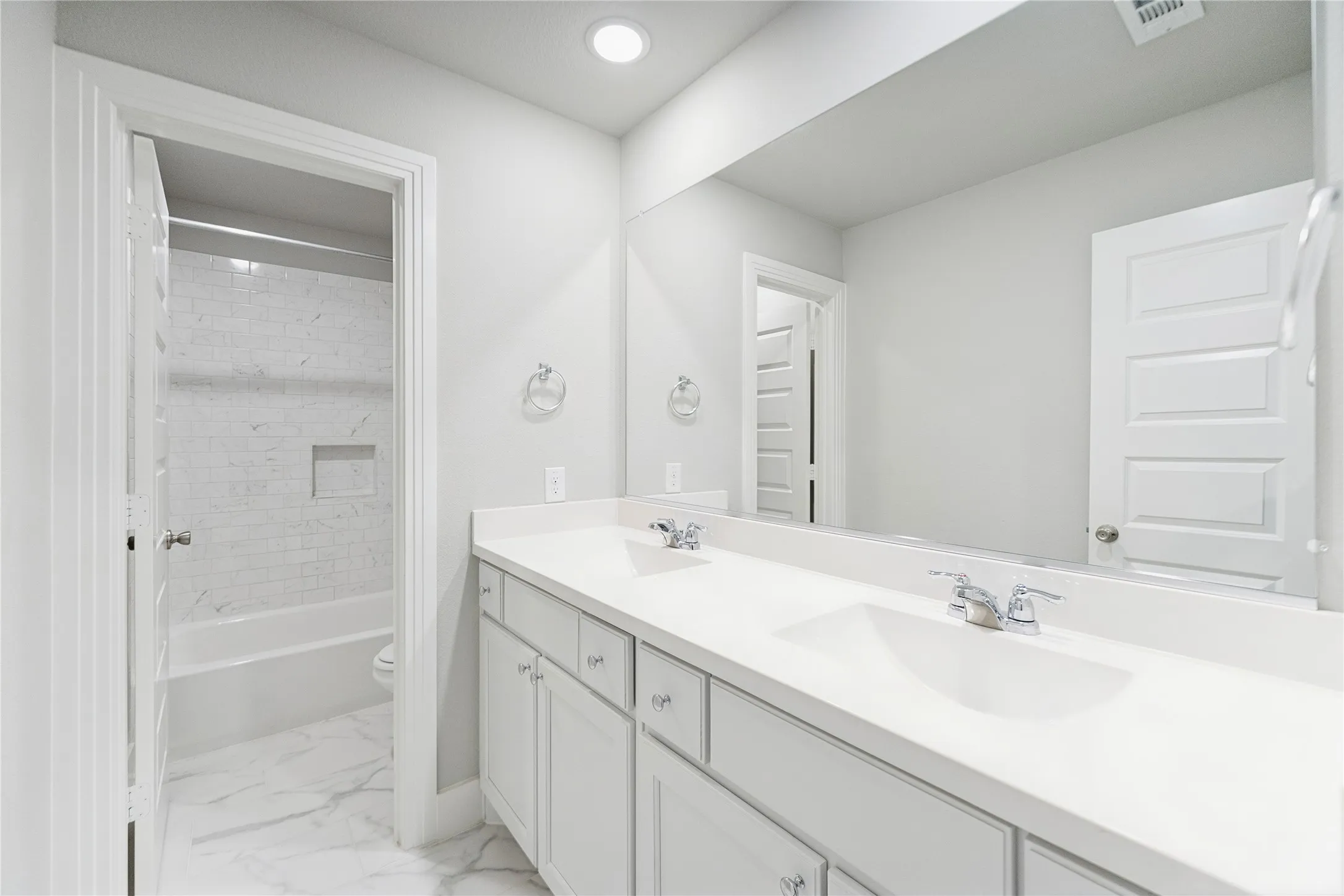Single Family Residence For Sale in Denton County , 1317 Thrasher Drive, Little Elm, Texas 75068, 4 Bedroom, 3 Bathroom, 2 Garage spaces, 2,624 Sqft, built in 2020, mls#21396493, Real Estate Agent in Little Elm, Homes For Sale in Denton county, Homes For Sale in Little Elm, Realtor in Little Elm Texas, Real Estate Brokerage Independent Realty Texas, Luminita Cordes Realtor