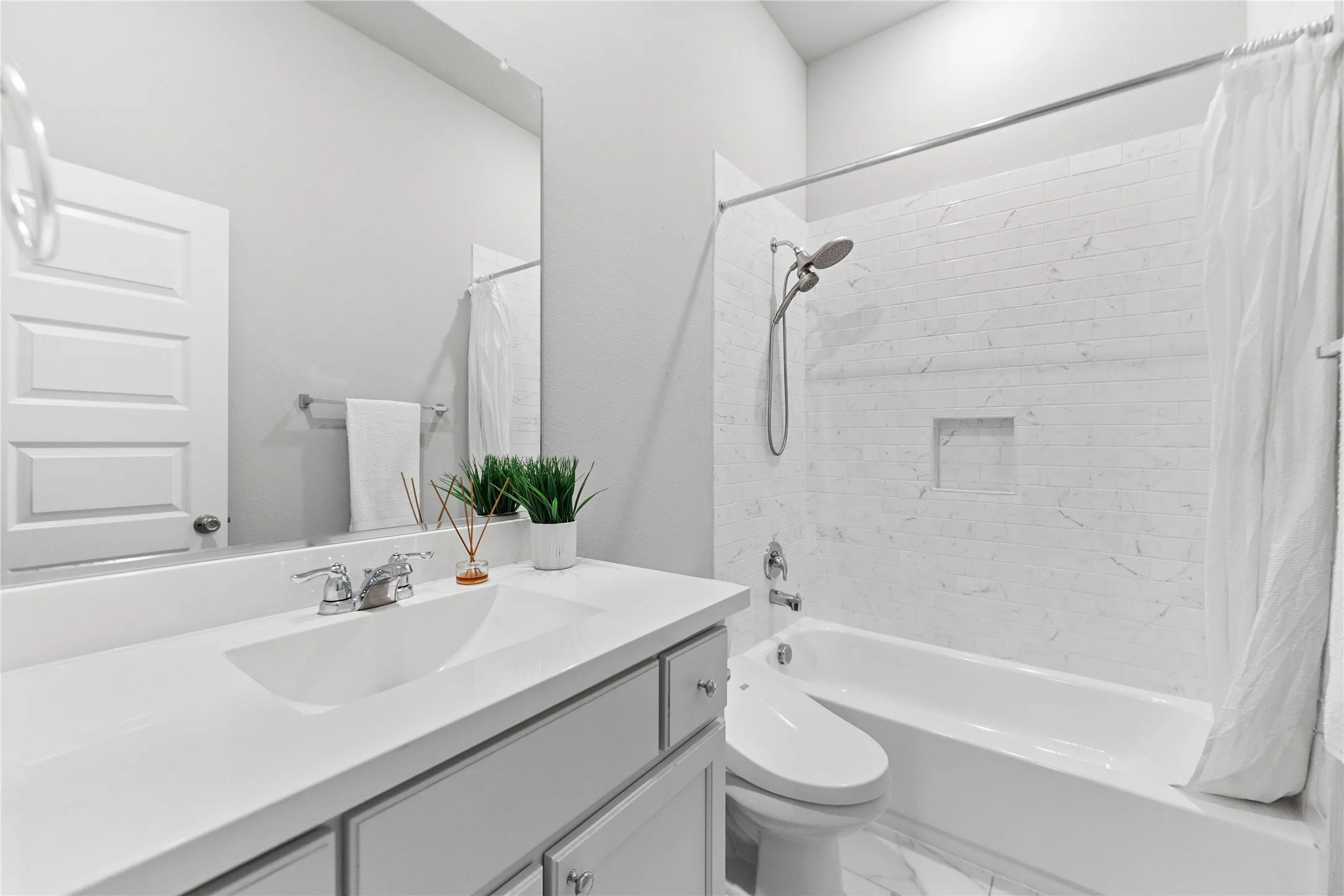 Single Family Residence For Sale in Denton County , 1317 Thrasher Drive, Little Elm, Texas 75068, 4 Bedroom, 3 Bathroom, 2 Garage spaces, 2,624 Sqft, built in 2020, mls#21396493, Real Estate Agent in Little Elm, Homes For Sale in Denton county, Homes For Sale in Little Elm, Realtor in Little Elm Texas, Real Estate Brokerage Independent Realty Texas, Luminita Cordes Realtor