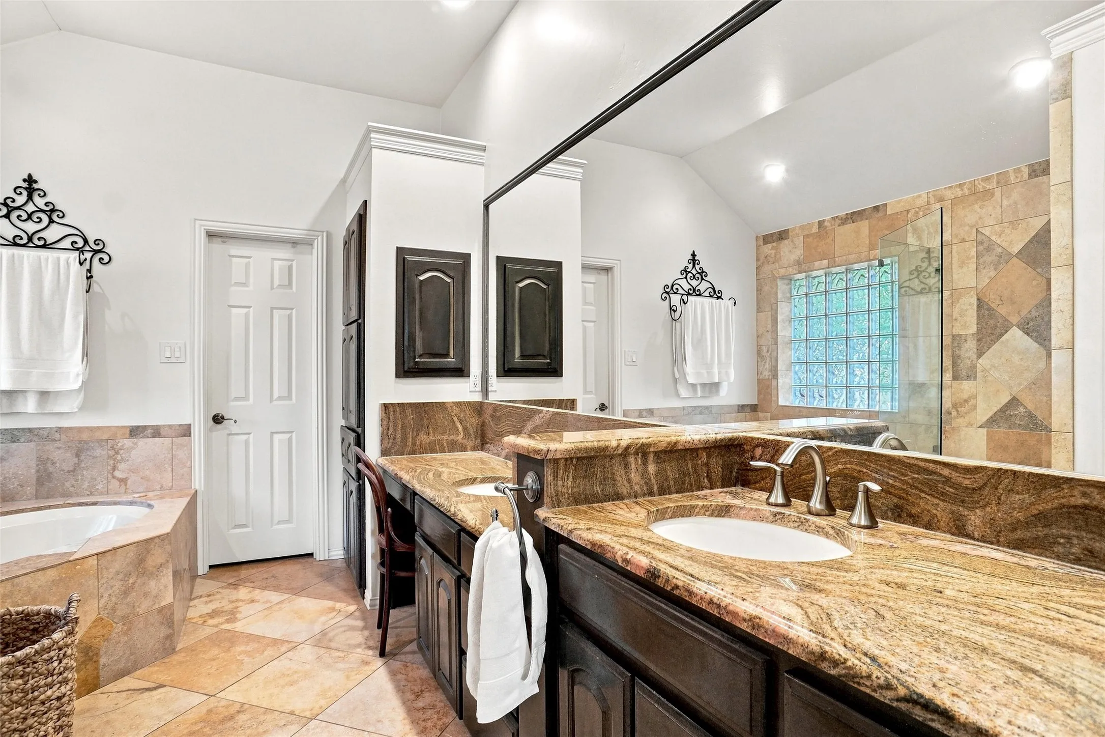 Single Family Residence For Sale in Tarrant County , 1630 Kingsmill Court, Keller, Texas 76248, 4 Bedroom, 3 Bathroom, 2 Garage spaces, 2,289 Sqft, built in 1993, mls#21397224, Real Estate Agent in Keller, Homes For Sale in Tarrant county, Homes For Sale in Keller, Realtor in Keller Texas, Real Estate Brokerage Independent Realty Texas, Luminita Cordes Realtor