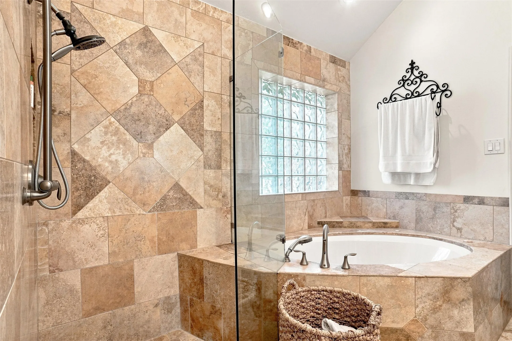 Single Family Residence For Sale in Tarrant County , 1630 Kingsmill Court, Keller, Texas 76248, 4 Bedroom, 3 Bathroom, 2 Garage spaces, 2,289 Sqft, built in 1993, mls#21397224, Real Estate Agent in Keller, Homes For Sale in Tarrant county, Homes For Sale in Keller, Realtor in Keller Texas, Real Estate Brokerage Independent Realty Texas, Luminita Cordes Realtor