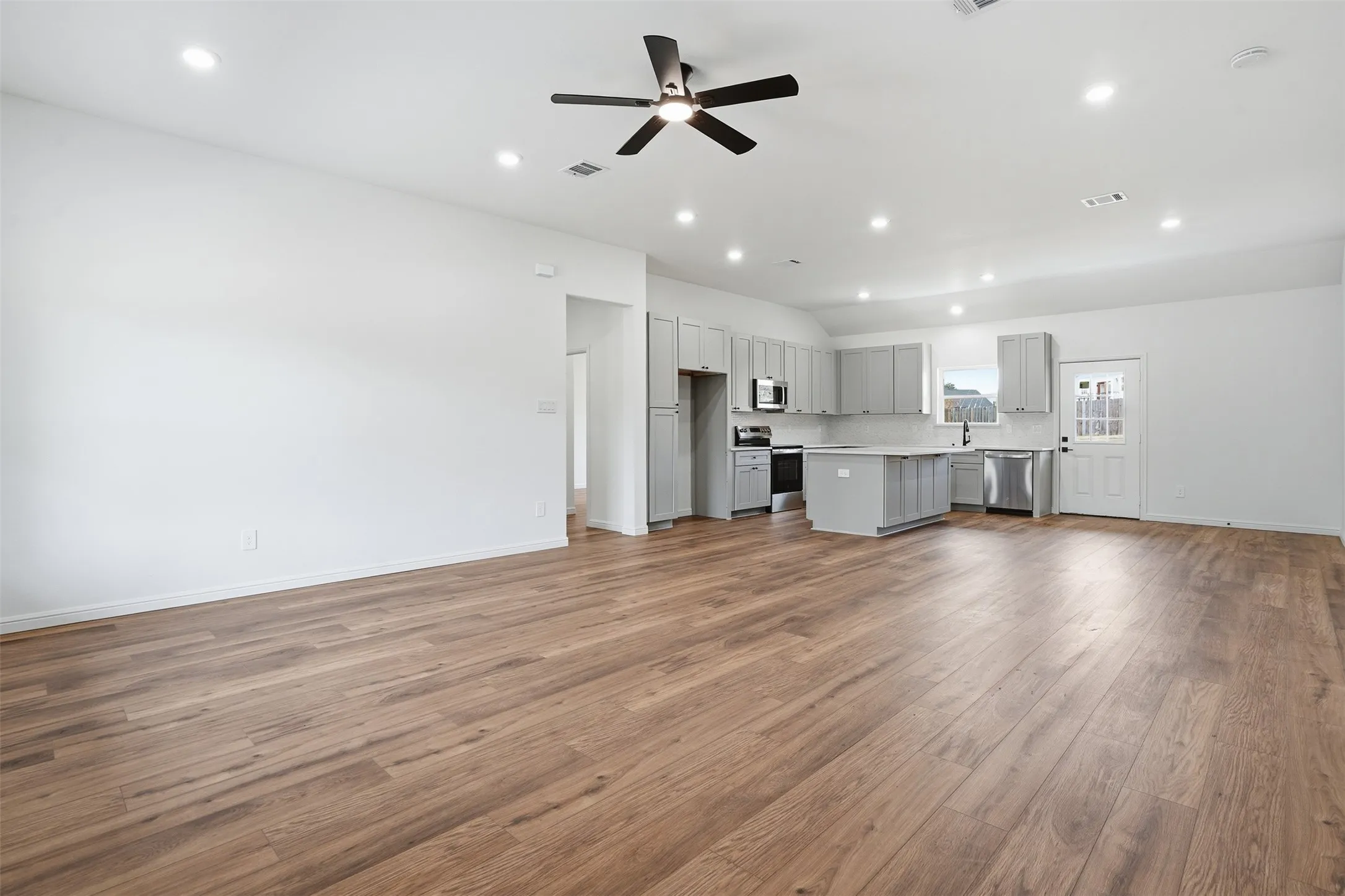Single Family Residence For Sale in Hood County , 4300 Lucero Drive, Granbury, Texas 76048, 3 Bedroom, 2 Bathroom, 2 Garage spaces, 1,760 Sqft, built in 2025, mls#21397778, Real Estate Agent in Granbury, Homes For Sale in Hood county, Homes For Sale in Granbury, Realtor in Granbury Texas, Real Estate Brokerage Independent Realty Texas, Luminita Cordes Realtor