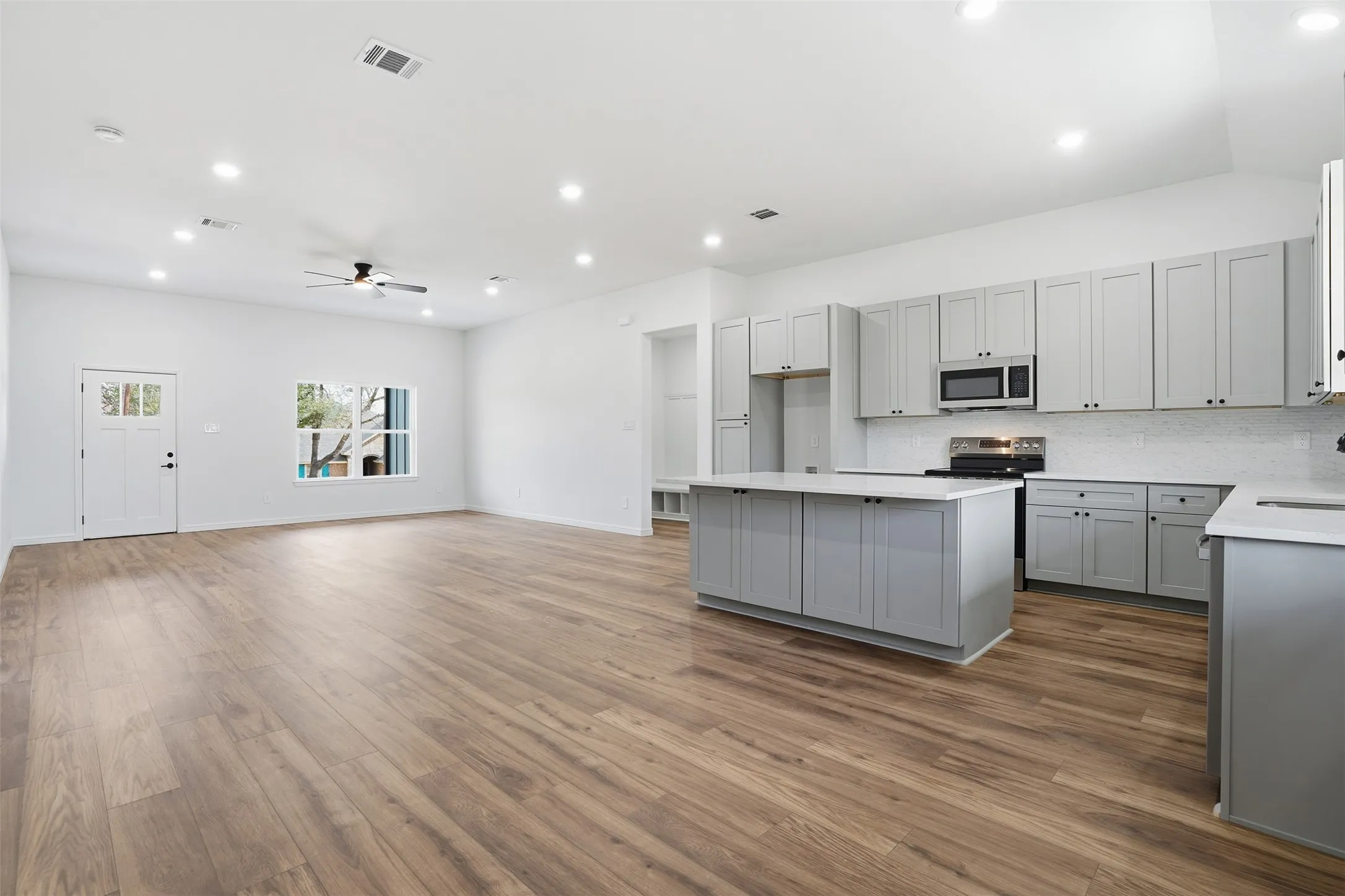 Single Family Residence For Sale in Hood County , 4300 Lucero Drive, Granbury, Texas 76048, 3 Bedroom, 2 Bathroom, 2 Garage spaces, 1,760 Sqft, built in 2025, mls#21397778, Real Estate Agent in Granbury, Homes For Sale in Hood county, Homes For Sale in Granbury, Realtor in Granbury Texas, Real Estate Brokerage Independent Realty Texas, Luminita Cordes Realtor