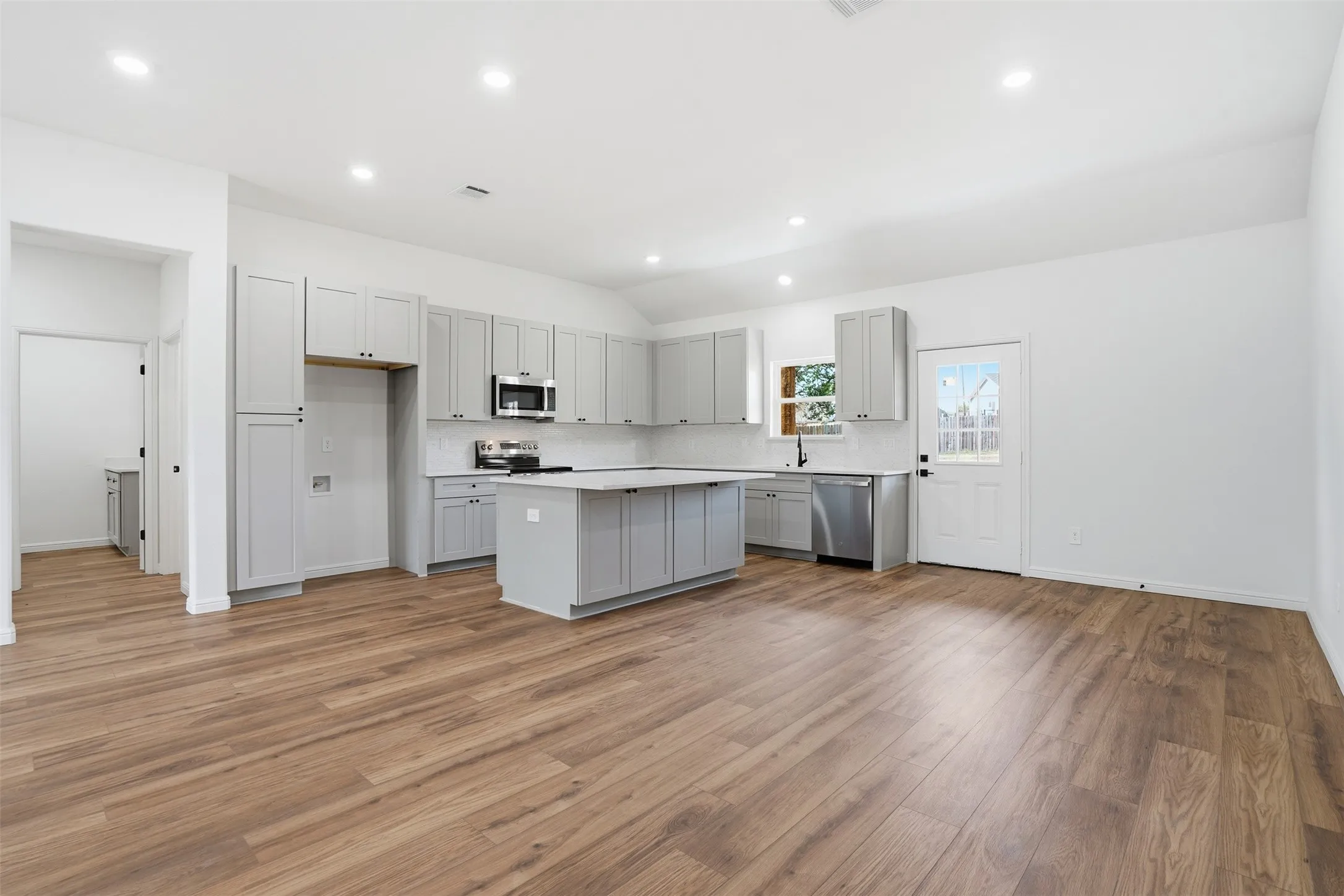 Single Family Residence For Sale in Hood County , 4300 Lucero Drive, Granbury, Texas 76048, 3 Bedroom, 2 Bathroom, 2 Garage spaces, 1,760 Sqft, built in 2025, mls#21397778, Real Estate Agent in Granbury, Homes For Sale in Hood county, Homes For Sale in Granbury, Realtor in Granbury Texas, Real Estate Brokerage Independent Realty Texas, Luminita Cordes Realtor
