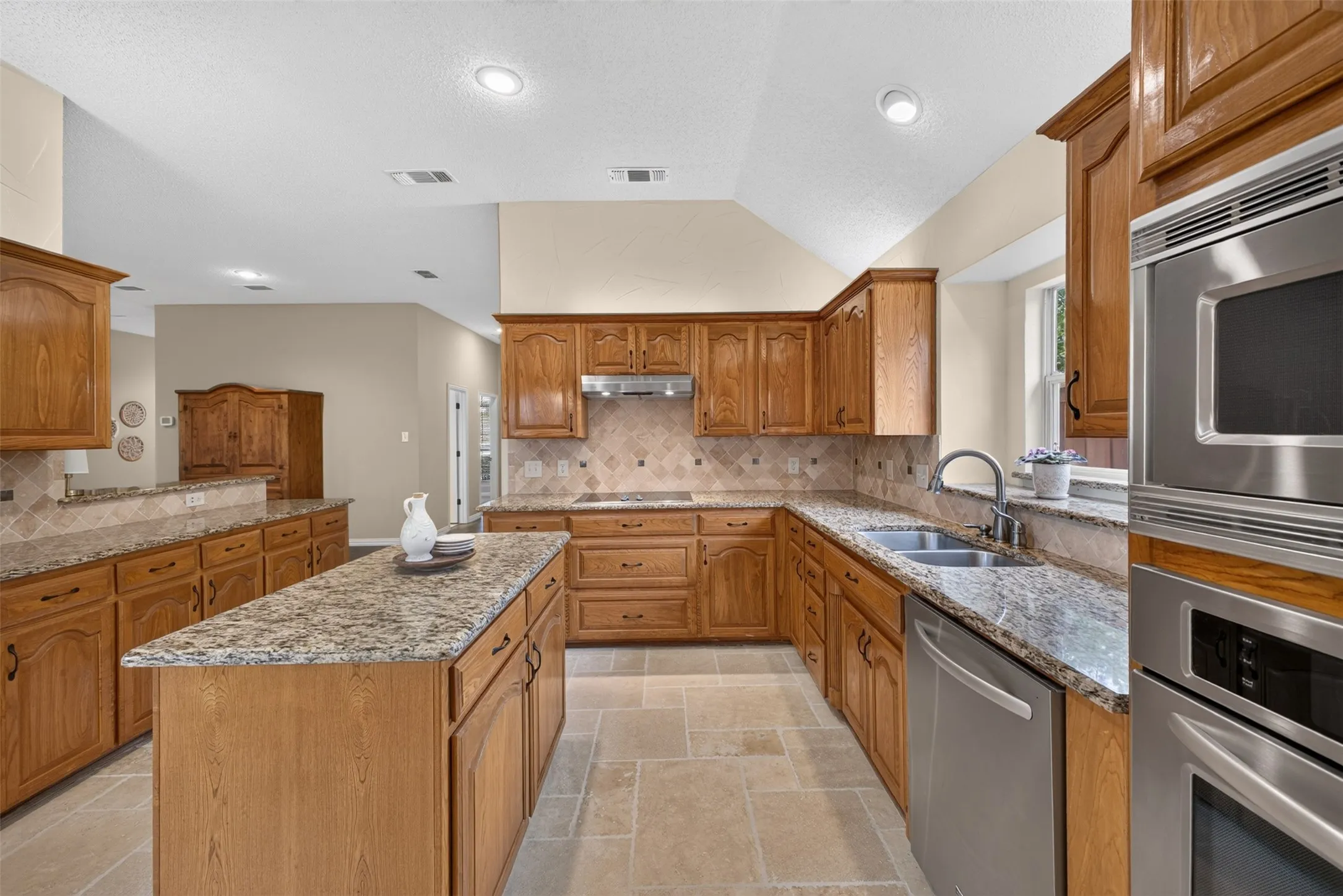 Single Family Residence For Sale in Tarrant County , 1600 Churchill Lane, Mansfield, Texas 76063, 3 Bedroom, 2 Bathroom, 2 Garage spaces, 1,884 Sqft, built in 1996, mls#21393093, Real Estate Agent in Mansfield, Homes For Sale in Tarrant county, Homes For Sale in Mansfield, Realtor in Mansfield Texas, Real Estate Brokerage Independent Realty Texas, Luminita Cordes Realtor