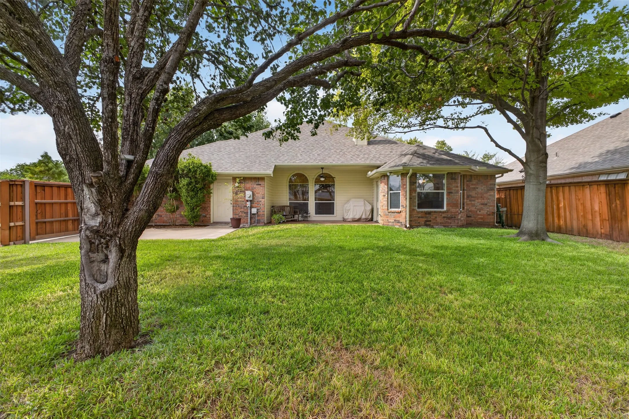 Single Family Residence For Sale in Tarrant County , 1600 Churchill Lane, Mansfield, Texas 76063, 3 Bedroom, 2 Bathroom, 2 Garage spaces, 1,884 Sqft, built in 1996, mls#21393093, Real Estate Agent in Mansfield, Homes For Sale in Tarrant county, Homes For Sale in Mansfield, Realtor in Mansfield Texas, Real Estate Brokerage Independent Realty Texas, Luminita Cordes Realtor