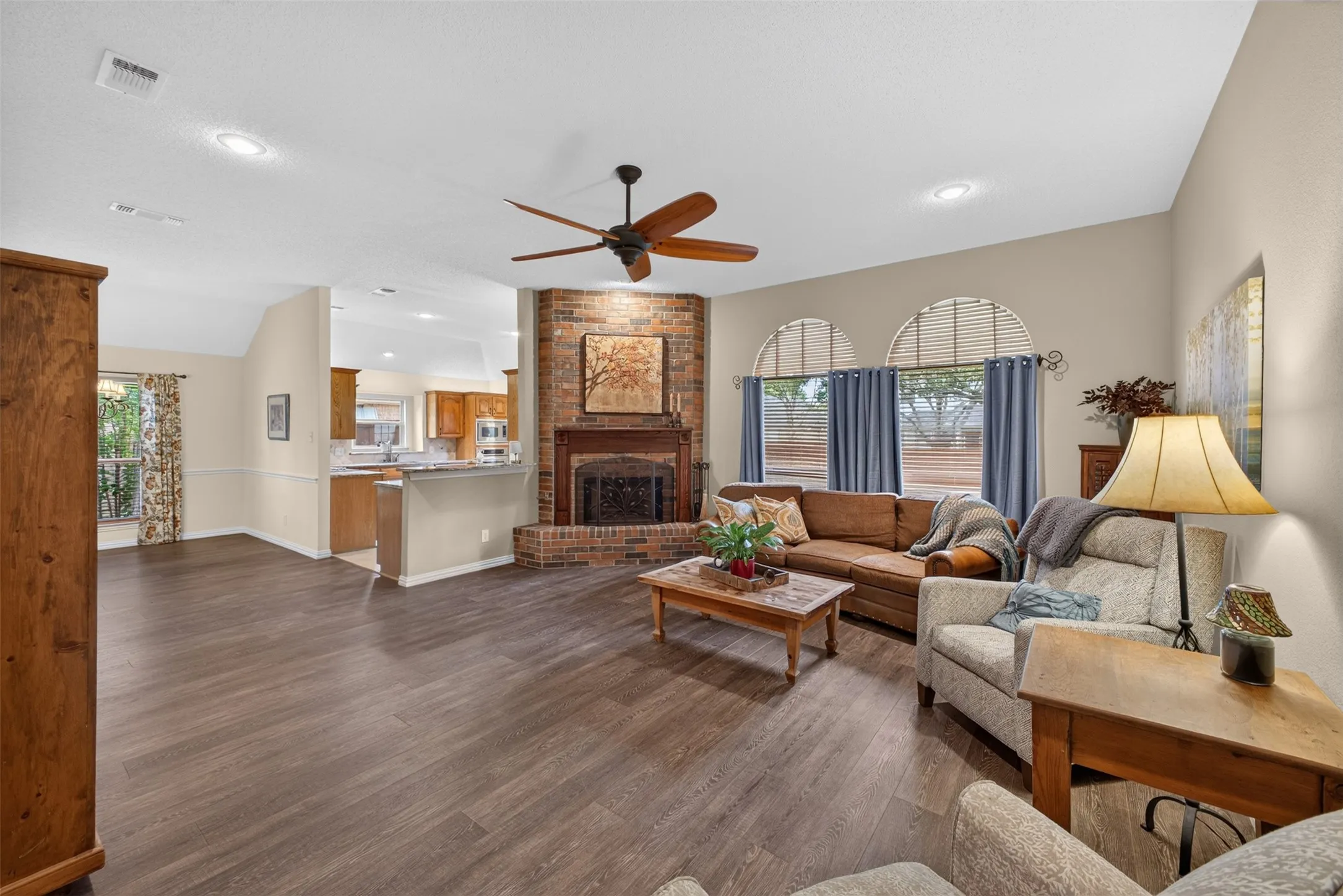 Single Family Residence For Sale in Tarrant County , 1600 Churchill Lane, Mansfield, Texas 76063, 3 Bedroom, 2 Bathroom, 2 Garage spaces, 1,884 Sqft, built in 1996, mls#21393093, Real Estate Agent in Mansfield, Homes For Sale in Tarrant county, Homes For Sale in Mansfield, Realtor in Mansfield Texas, Real Estate Brokerage Independent Realty Texas, Luminita Cordes Realtor