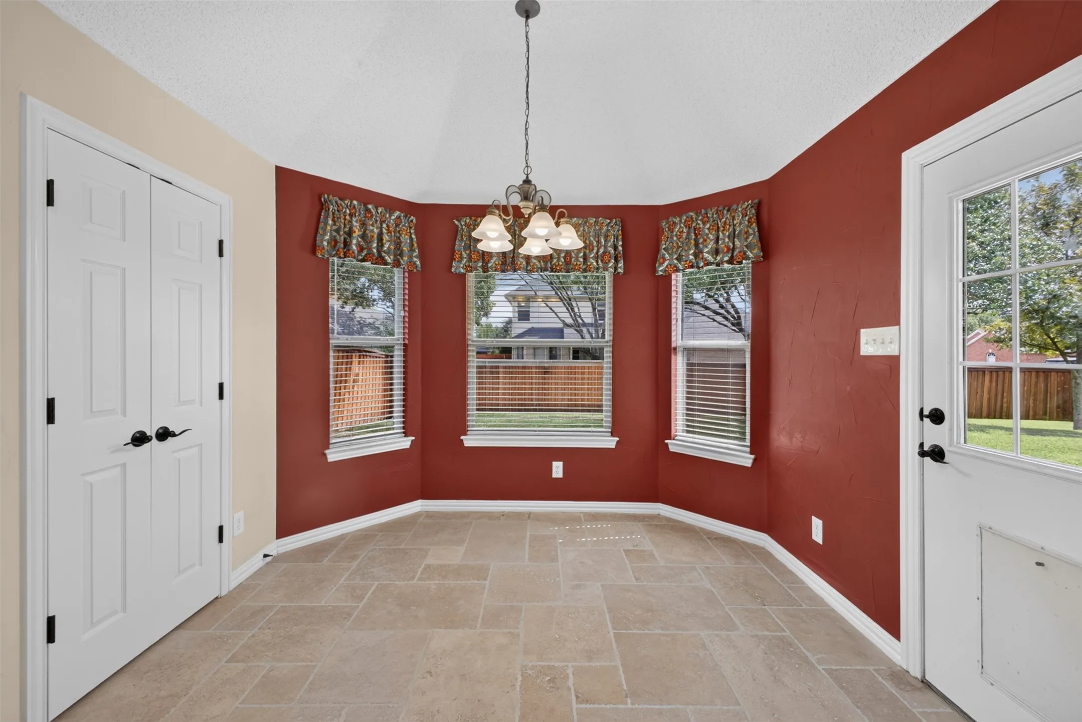 Single Family Residence For Sale in Tarrant County , 1600 Churchill Lane, Mansfield, Texas 76063, 3 Bedroom, 2 Bathroom, 2 Garage spaces, 1,884 Sqft, built in 1996, mls#21393093, Real Estate Agent in Mansfield, Homes For Sale in Tarrant county, Homes For Sale in Mansfield, Realtor in Mansfield Texas, Real Estate Brokerage Independent Realty Texas, Luminita Cordes Realtor